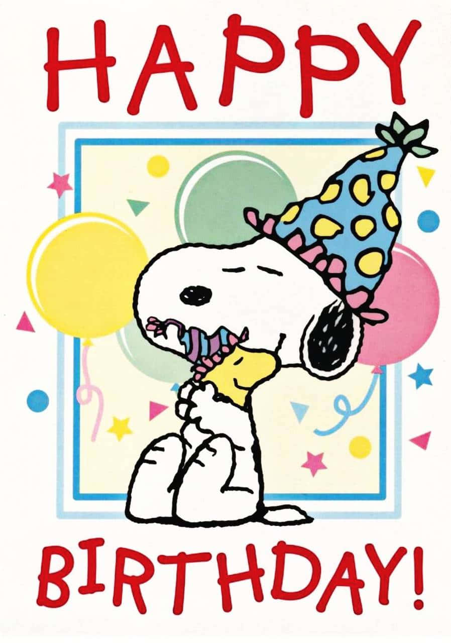 Charlie Brown Birthday 桌布 壁紙 — 史努比戴著圓點派對帽，手持氣球，周圍環繞著節日形狀和粗體紅色文字「HAPPY BIRTHDAY！」