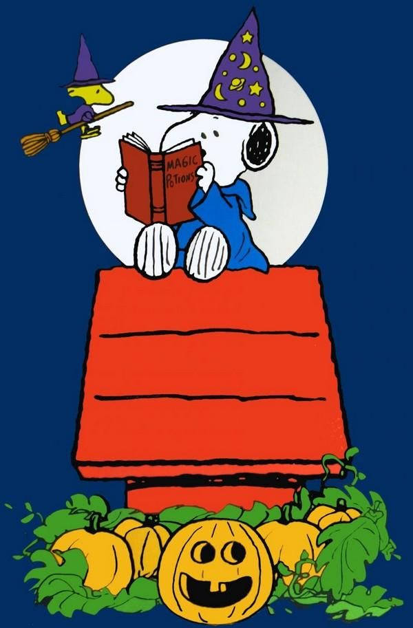 Snoopy Halloween 桌布 壁紙 — 史努比戴著巫師帽，在紅色狗屋上閱讀魔法書，女巫在滿月下飛過，周圍環繞著南瓜。