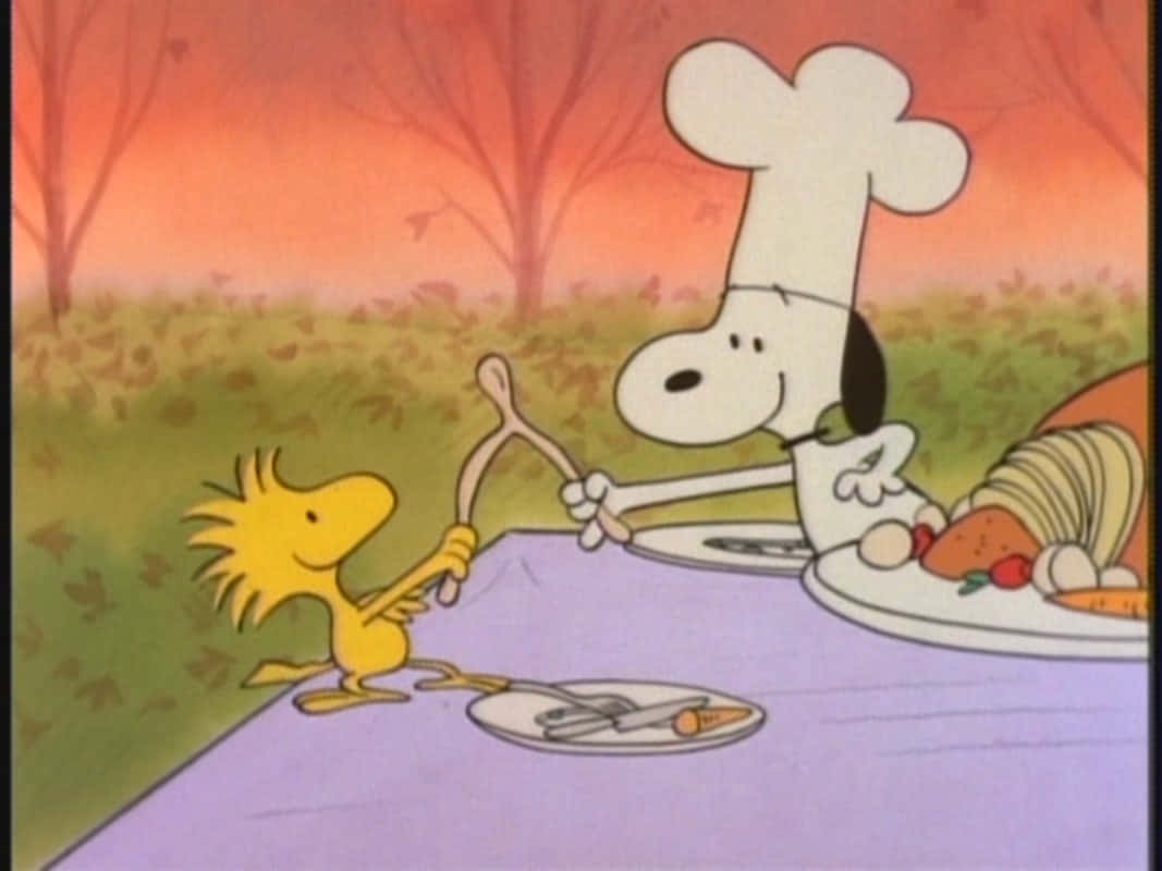 Snoopy Thanksgiving 桌布 壁紙 — 史努比戴著廚師帽，在溫暖的日落時分於戶外餐桌為胡士托提供餐點。