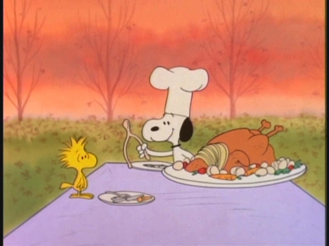Snoopy Thanksgiving 桌布 壁紙 — 史努比戴著廚師帽，在熾熱的橙色日落下的戶外餐桌上，為胡士托服務烤火雞。