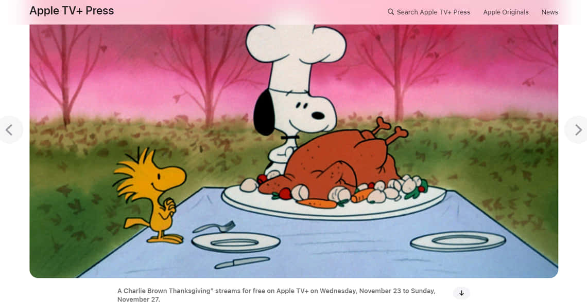 Snoopy Thanksgiving 桌布 壁紙 — 史努比戴著廚師帽自豪地站在野餐桌上的烤火雞旁邊，而胡士托則高興地看著。