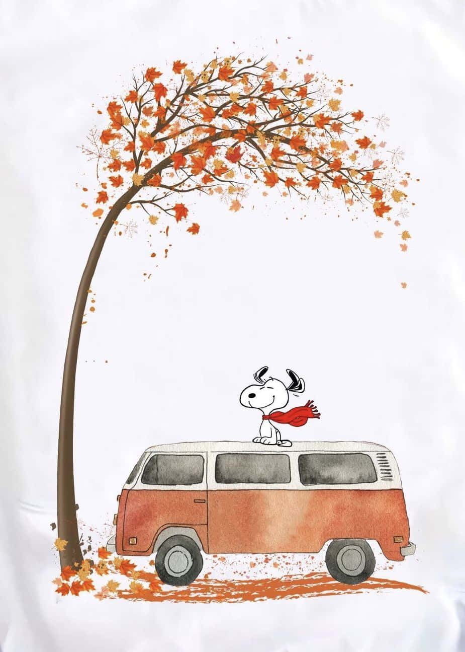 Snoopy Fall 桌布 壁紙 — 史努比戴著紅色圍巾，坐在一輛停在楓樹下的復古橙色貨車頂上，周圍有秋天的落葉飄落。