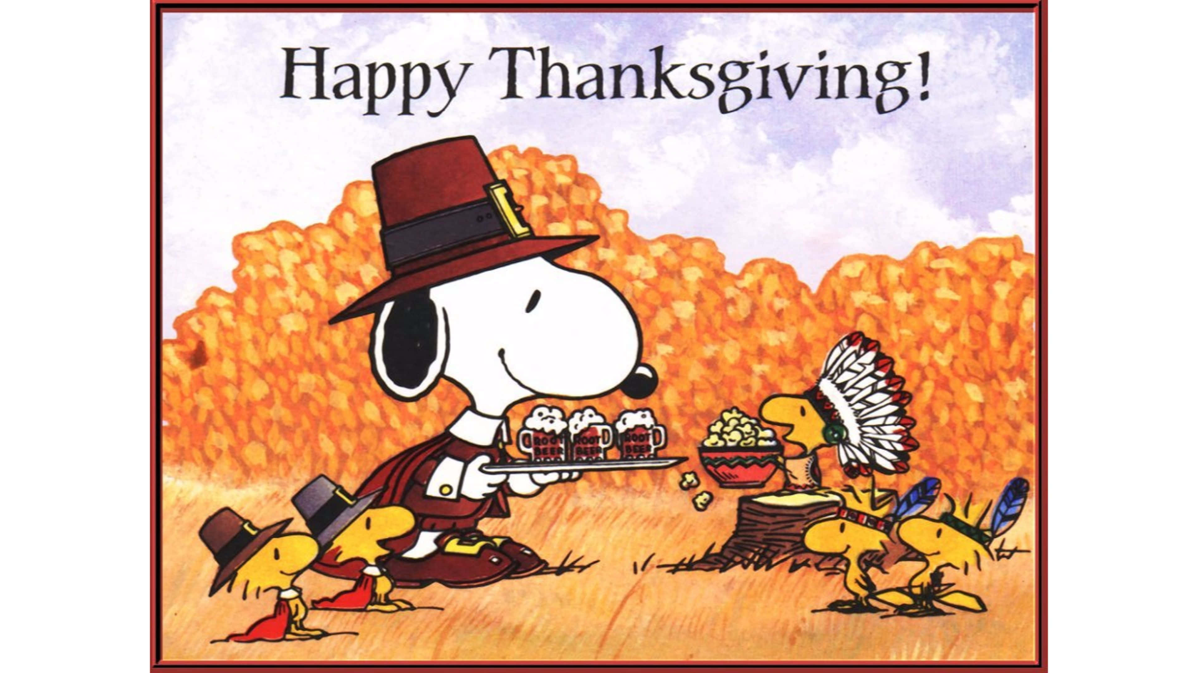 Beautiful Thanksgiving 桌布 壁紙 — 史努比打扮成朝聖者，在秋天的玉米田裡為 Woodstock 和美洲原住民角色提供飲料。