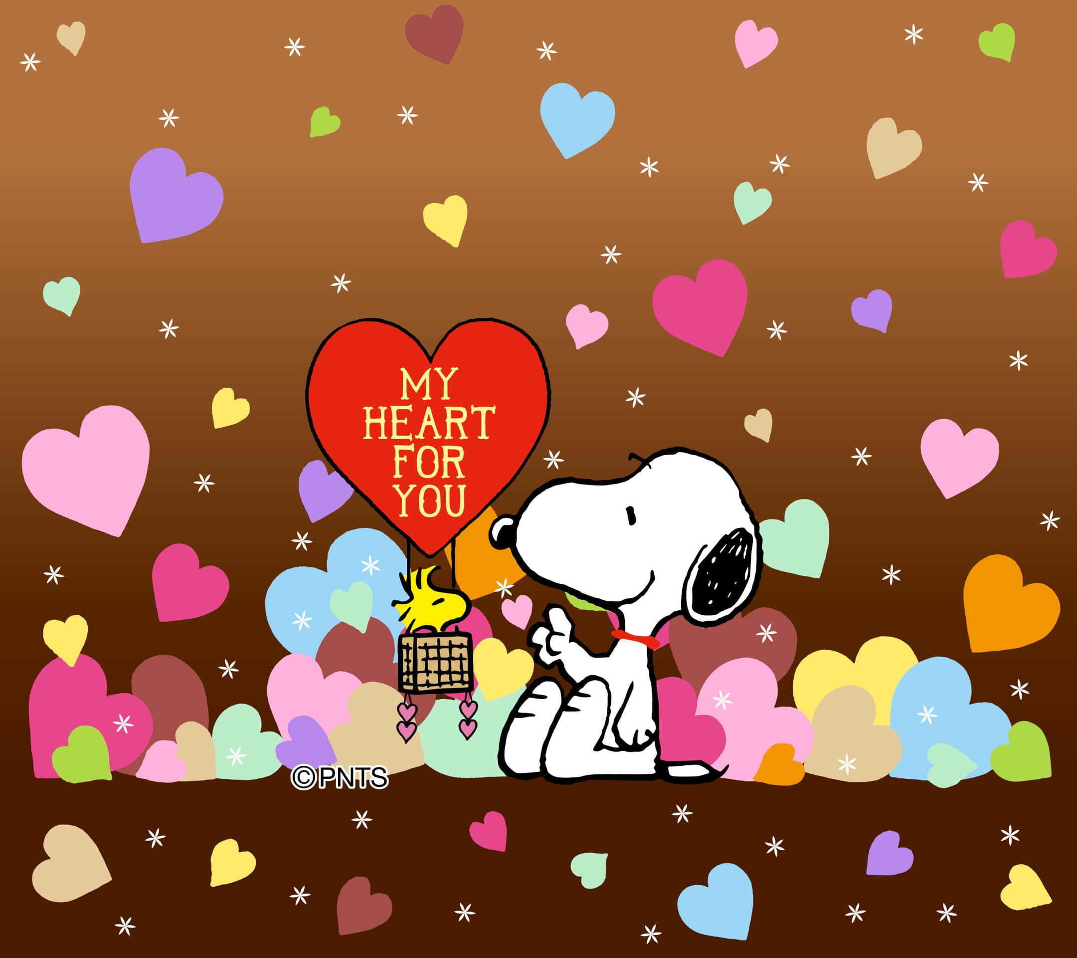 史努比 桌布 壁紙 — 史努比拿著一個紅色心形氣球，上面寫著「MY HEART FOR YOU」，彩色心形在他周圍飄浮，背景為棕色。