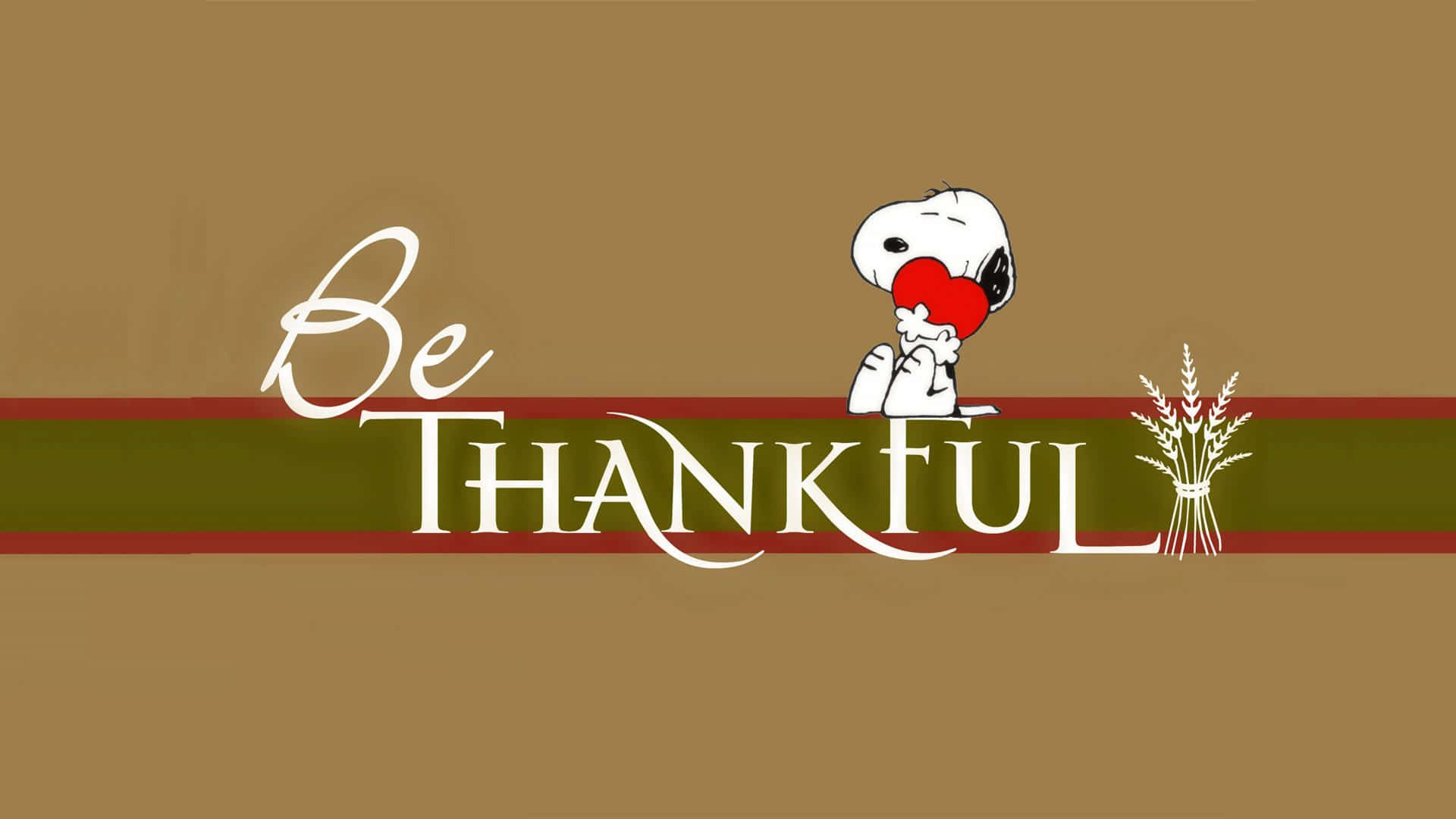 Snoopy Thanksgiving 桌布 壁紙 — 史努比拿著一顆紅心，旁邊是優雅的白色文字「Be THANKFUL」，背景是溫暖的棕色，帶有小麥稈。