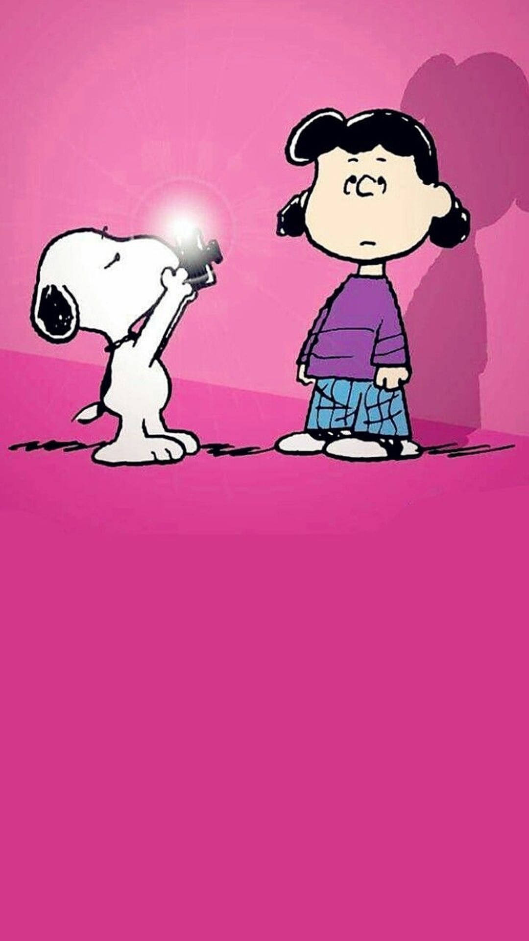 lucy 桌布 壁紙 — 史努比拿著相機閃光燈，而露西站在他旁邊，背景是純粉紅色。
