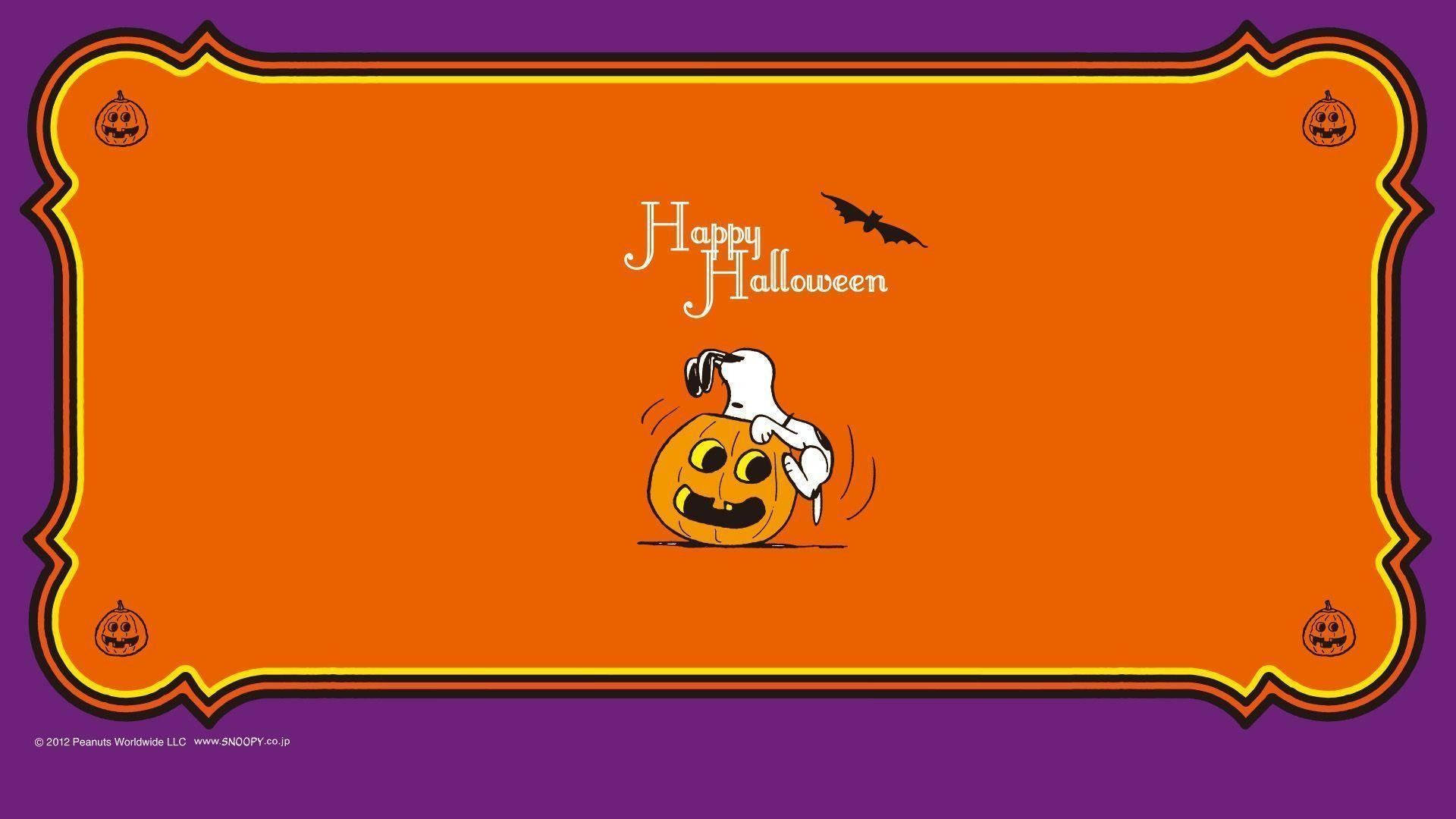 Snoopy Halloween 桌布 壁紙 — 史努比穿著鬼魂服裝，頑皮地棲息在一個微笑的南瓜燈上，背景是橙色萬聖節主題邊框。