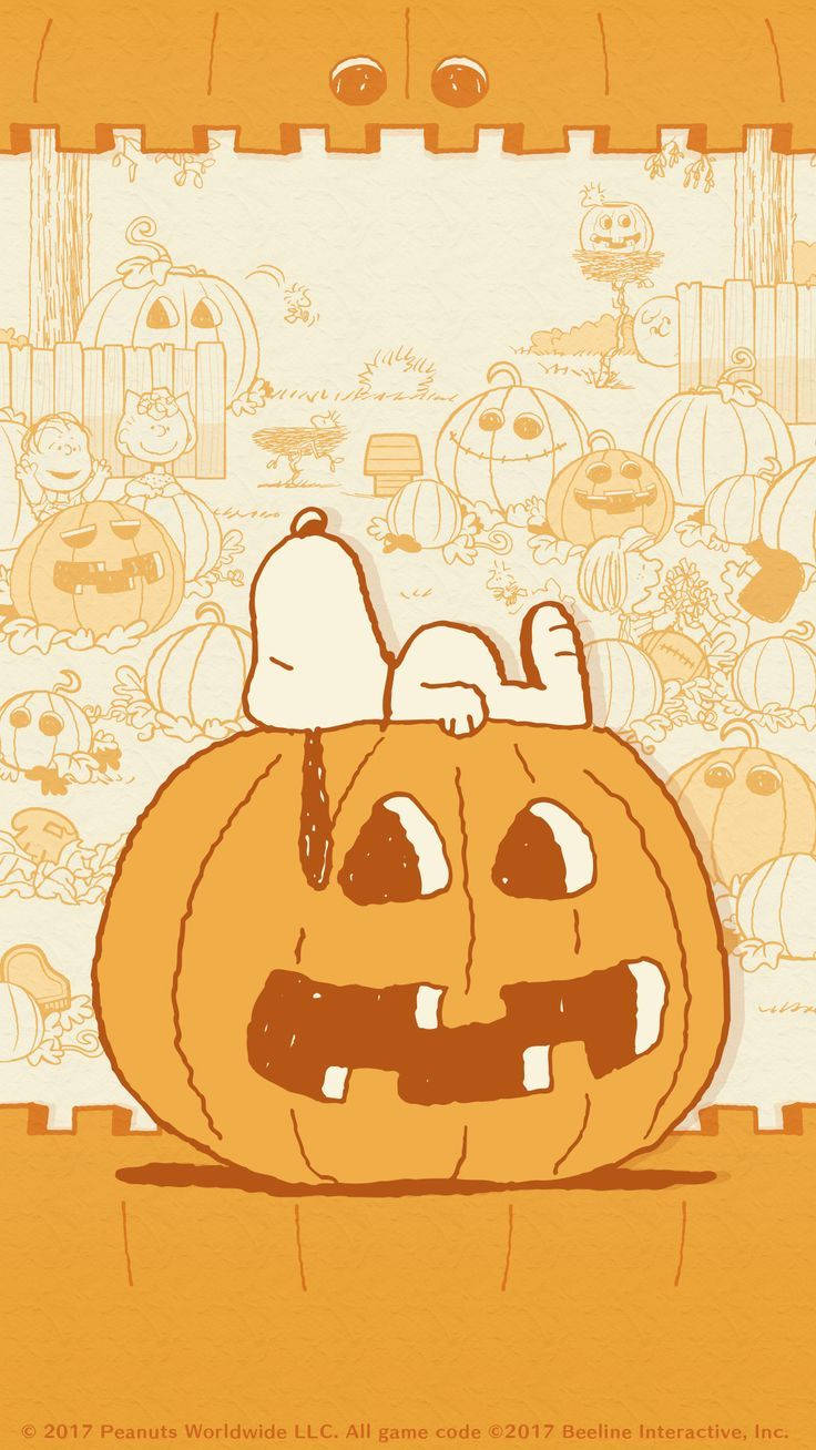 Snoopy Halloween 桌布 壁紙 — 史努比躺在一个雕刻的南瓜灯上，在一个充满南瓜和卡通鬼魂的奇幻万圣节场景中。