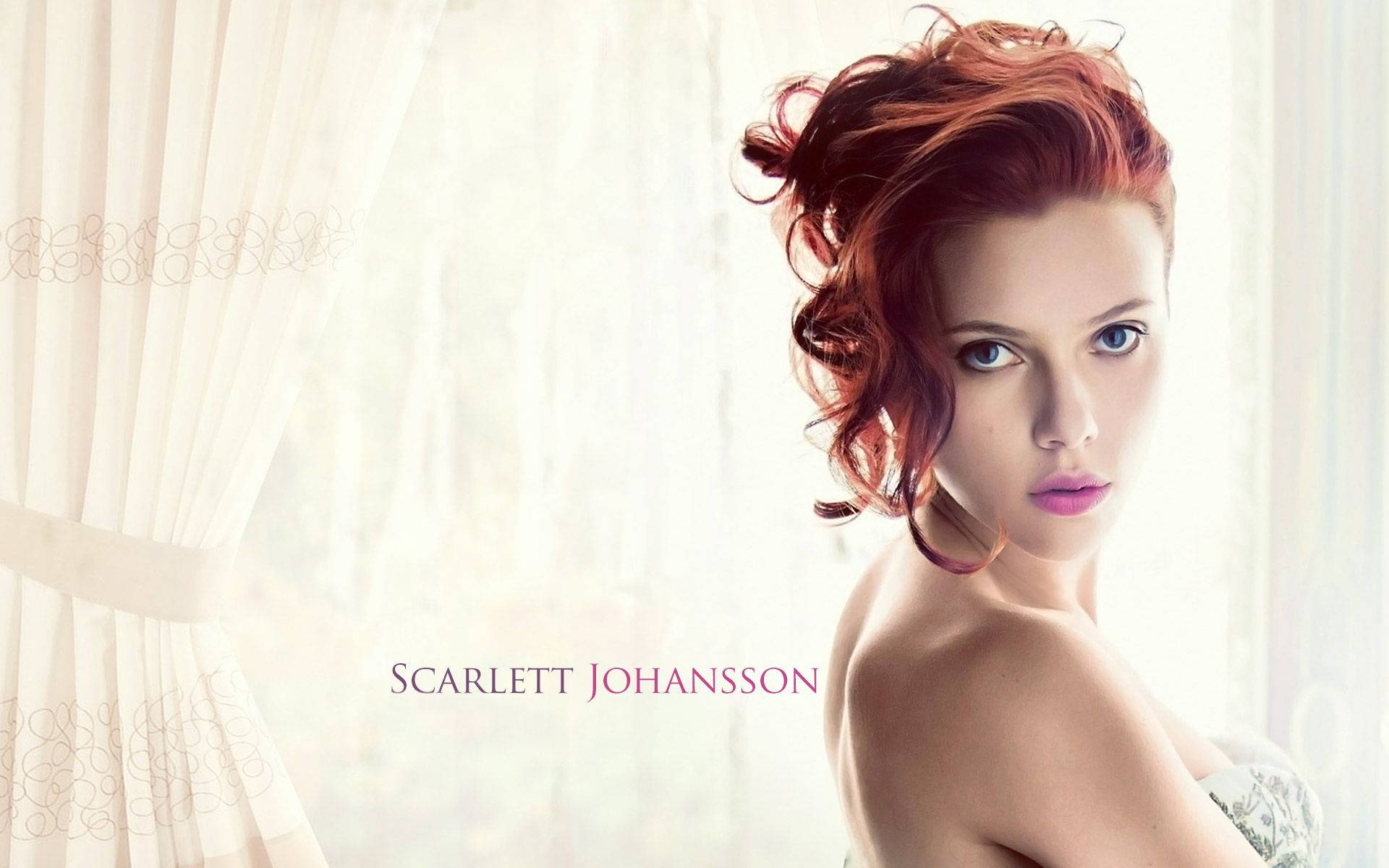 Scarlett 桌布 壁紙 — 史嘉蕾·喬韓森（Scarlett Johansson）一頭火紅頭髮，透過輕柔自然光下的薄紗窗簾凝視著。