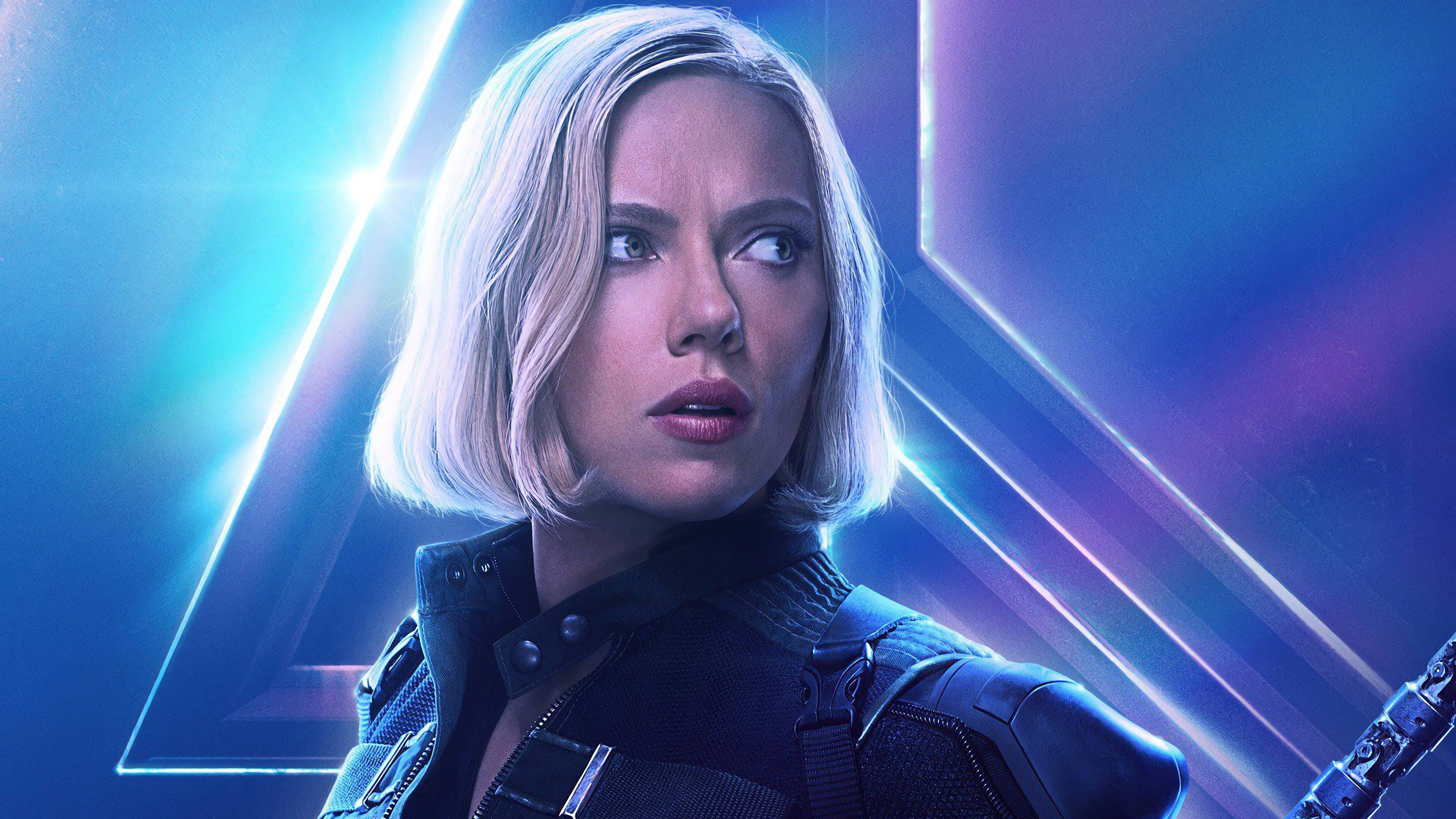 Black Widow 桌布 壁紙 — 史嘉蕾·喬韓森飾演黑寡婦，身穿時尚黑色戰術服，背景是發光的藍色和紫色霓虹燈。