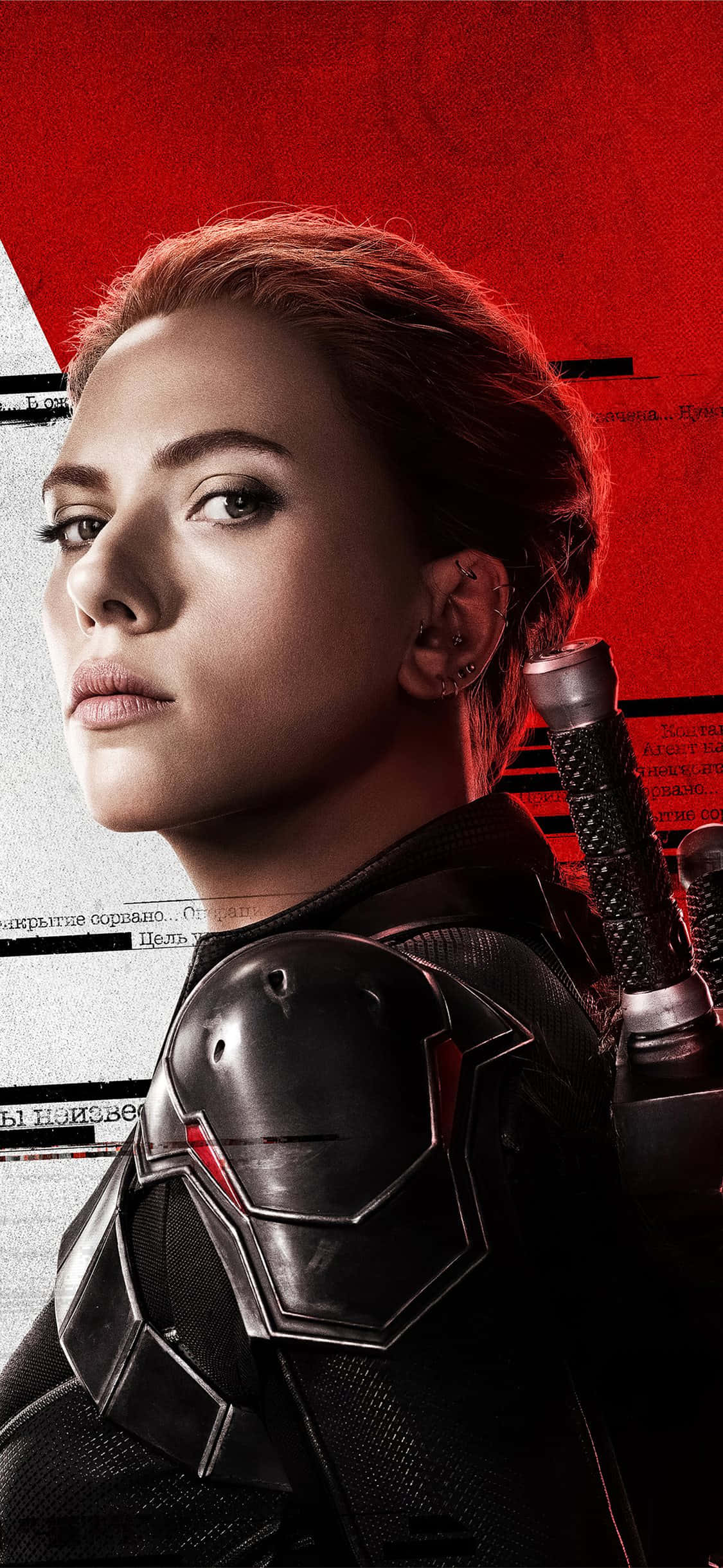 Natasha Romanoff 桌布 壁紙 — 史嘉蕾·喬韓森飾演黑寡婦的特寫肖像，背景為紅色，身穿戰術裝備。