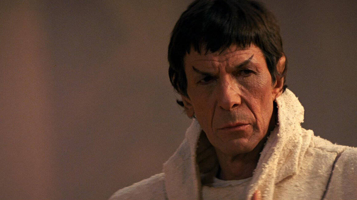 Spock 桌布 壁紙 — 史巴克身穿白色長袍，在溫暖燈光下表情嚴肅的特寫。