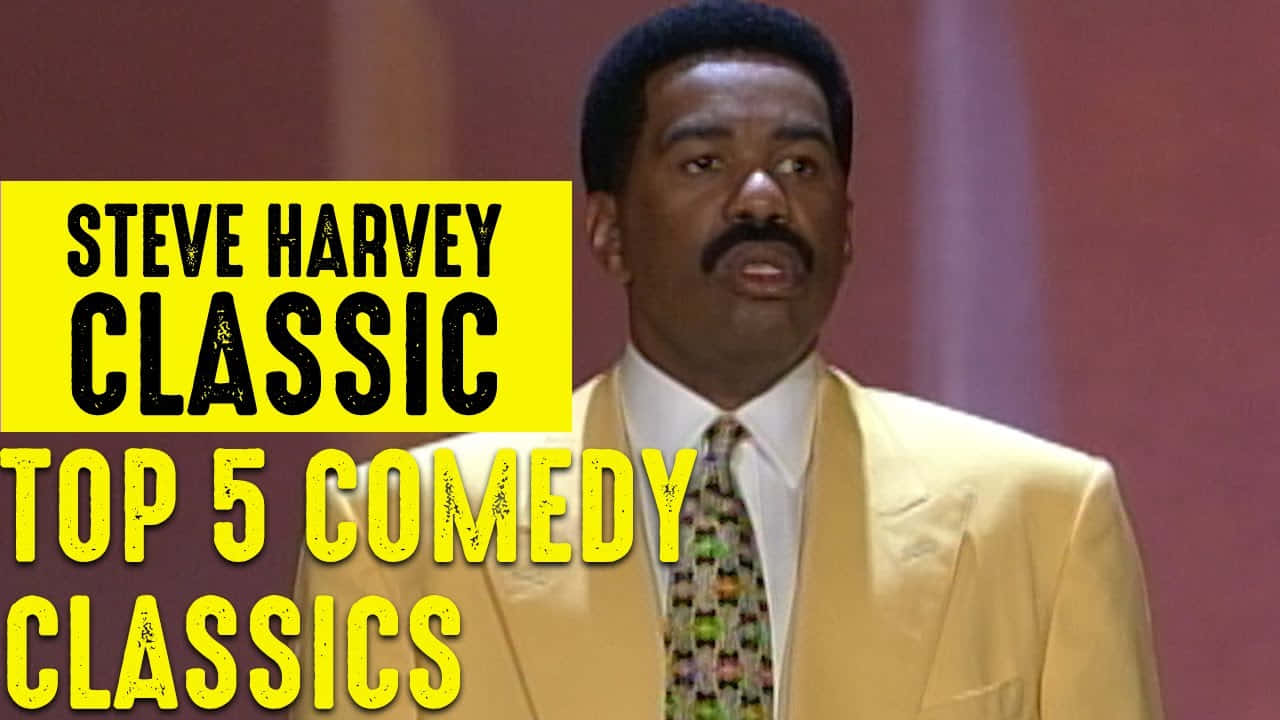 steve harvey 桌布 壁紙 — 史提夫·哈維穿著亮黃色西裝，在紅色窗簾背景下，搭配粗體黃色文字疊加，表情驚訝。