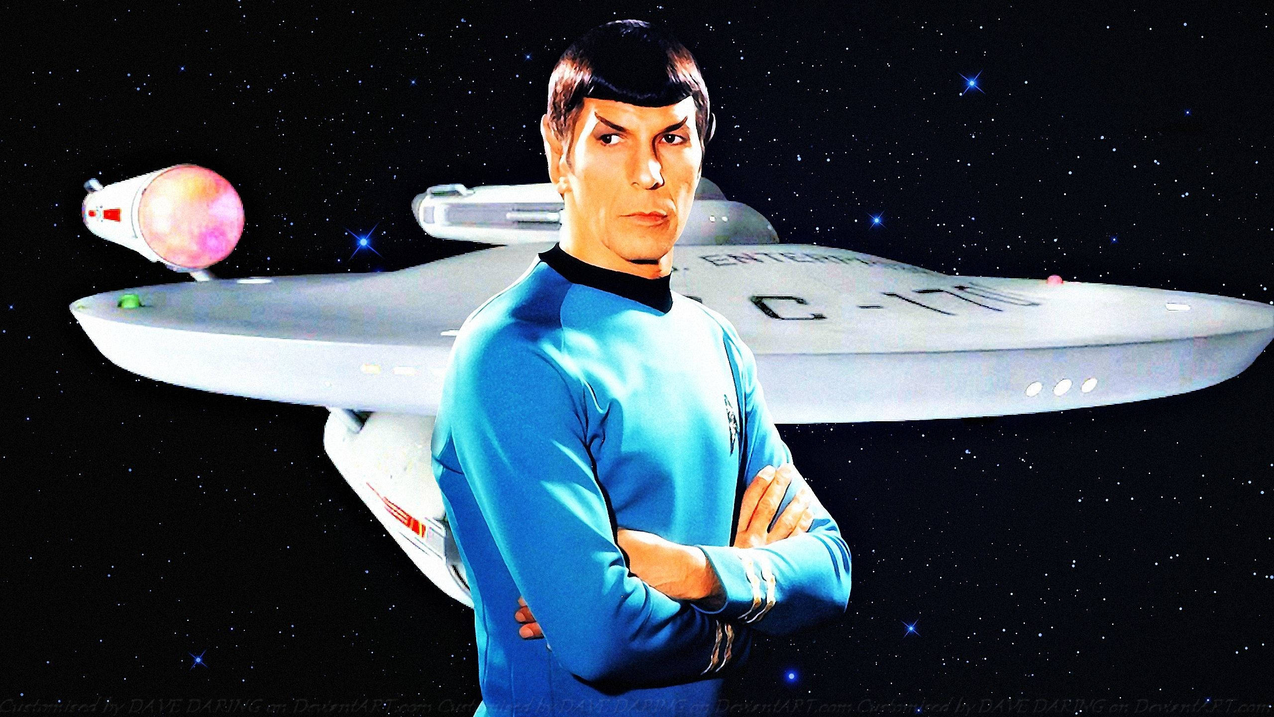 Spock 桌布 壁紙 — 史波克自信地交叉雙臂站在企業號太空船前，背景是星空。