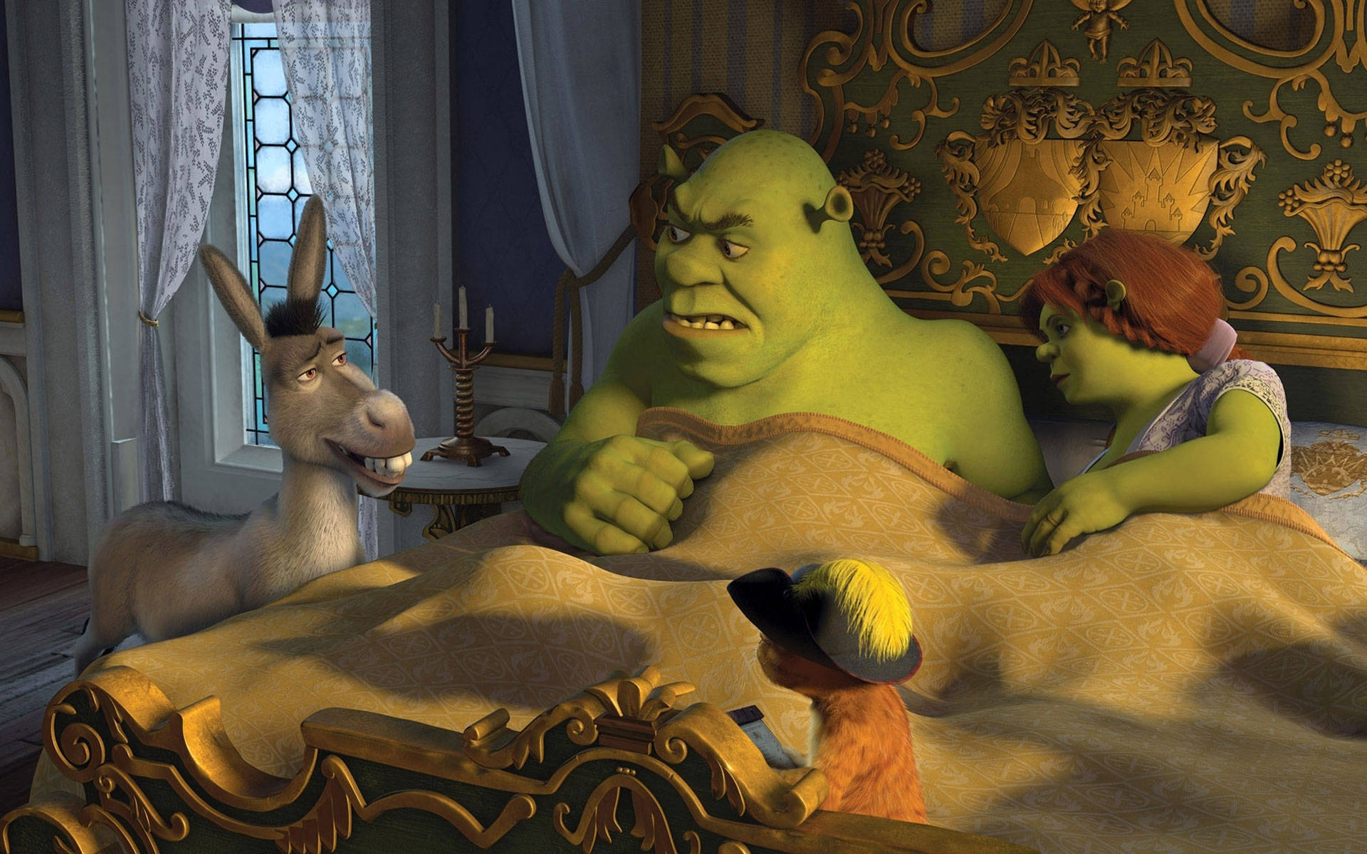shrek 4K 桌布 壁紙 — 史瑞克、費歐娜和驢子在一個裝飾華麗、配有精緻金色家具和柔和晨光的臥室裡分享緊張的時刻。