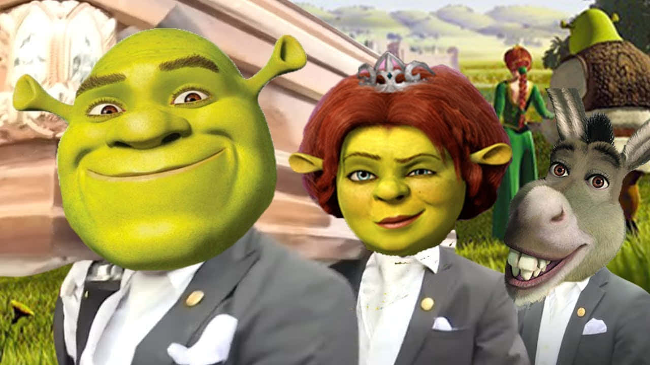 Funny Shrek 桌布 壁紙 — 史瑞克、費歐娜和驢子穿著正式西裝，一起站在明亮的戶外環境中，背景有城堡和綠色山丘。