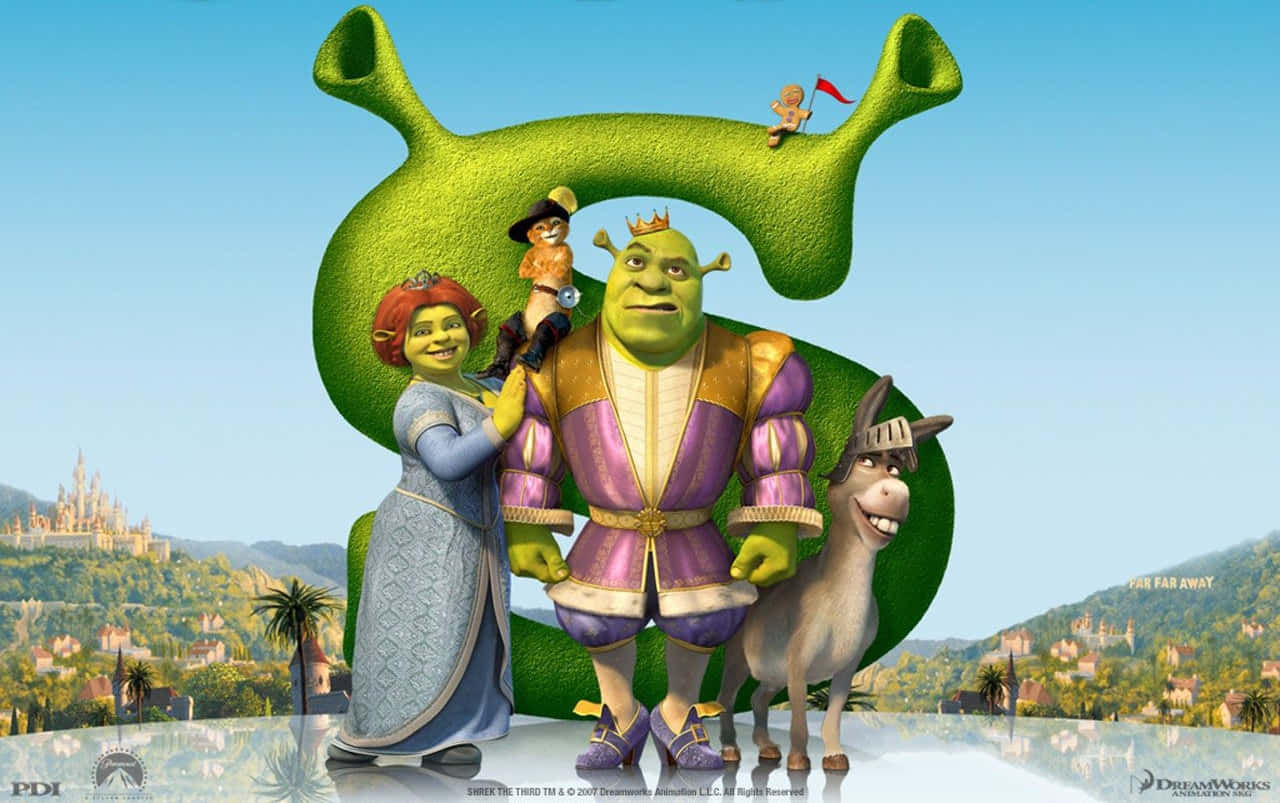 Shrek Funny 桌布 壁紙 — 史瑞克、費歐娜和驢子自豪地站在一個巨大的綠色史瑞克形狀拱門前，拱門頂上有一個小仙女，背景是陽光明媚的城堡。