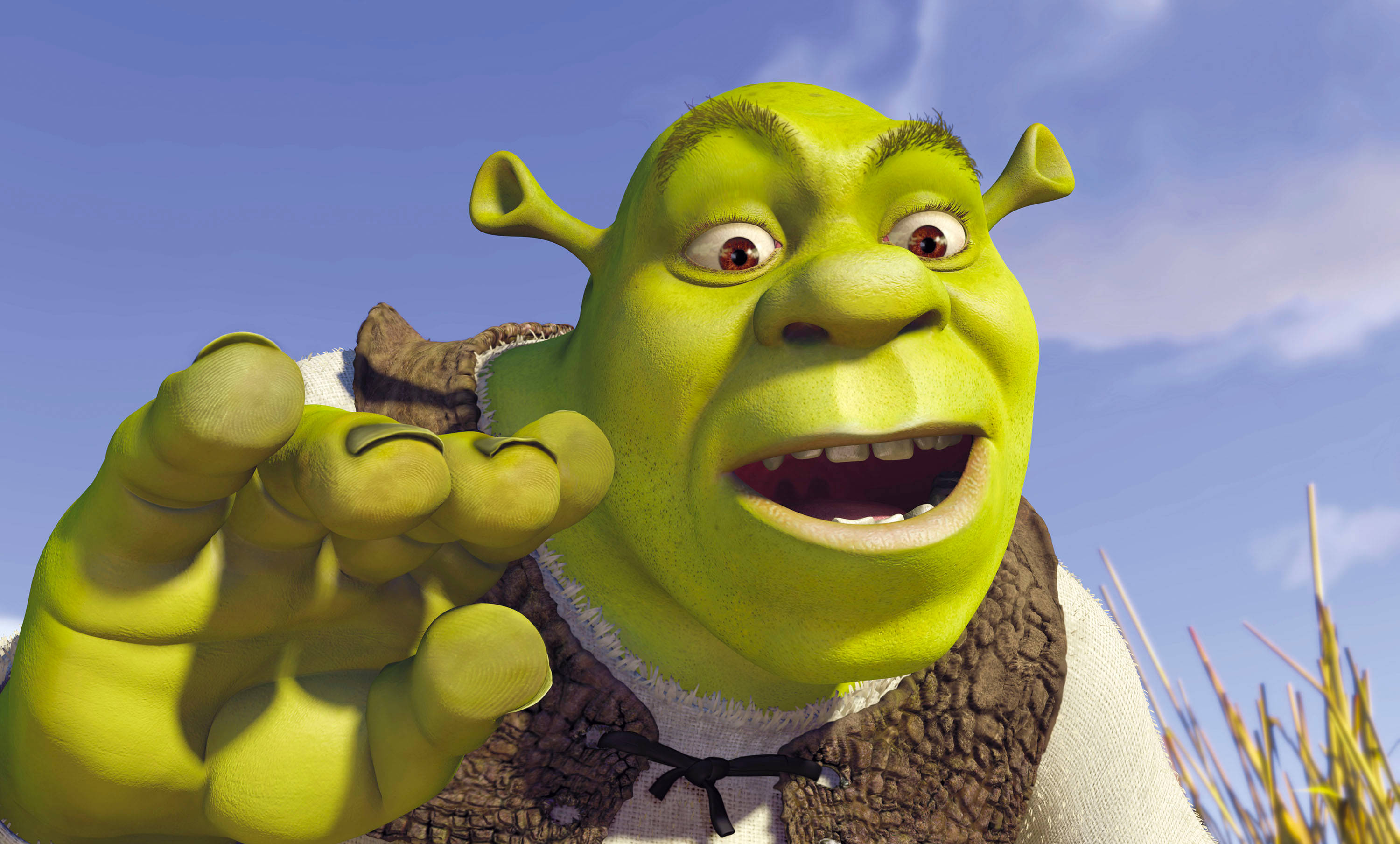 shrek 4K 桌布 壁紙 — 史瑞克（食人魔）在明亮的藍天背景下，開心地笑著向觀眾伸出手。