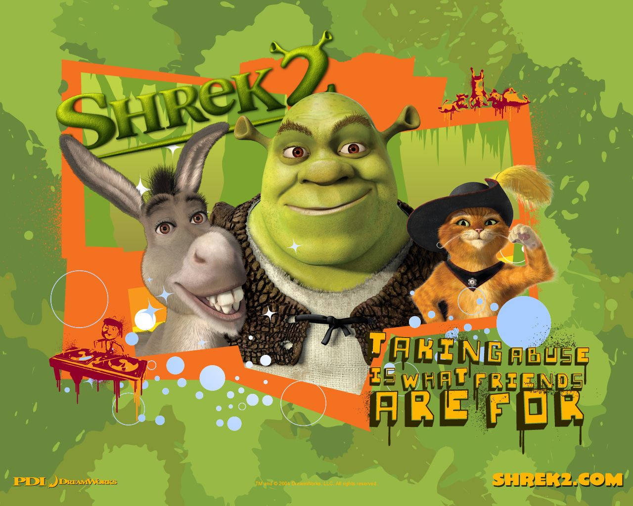 Shrek 2 桌布 壁紙 — 史瑞克、驢子和穿靴子的貓在充滿活力的綠色和橙色潑濺背景上愉快地微笑，並帶有文字 'Taking Abuse Is What Friends Are For'。