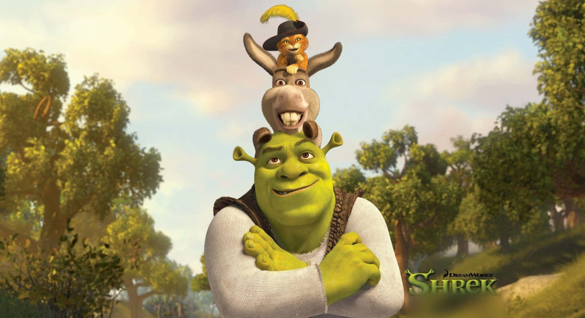 Funny Shrek 桌布 壁紙 — 史瑞克交叉雙臂微笑，驢子在他頭頂上保持平衡，身處陽光明媚的森林中。