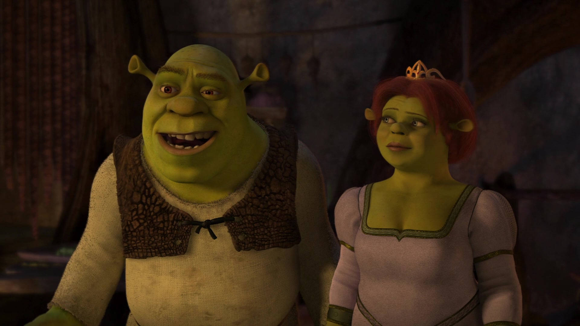 Shrek 2 桌布 壁紙 — 史瑞克和費歐娜並肩站在光線昏暗的城堡內部，有溫暖的燈光和石牆。