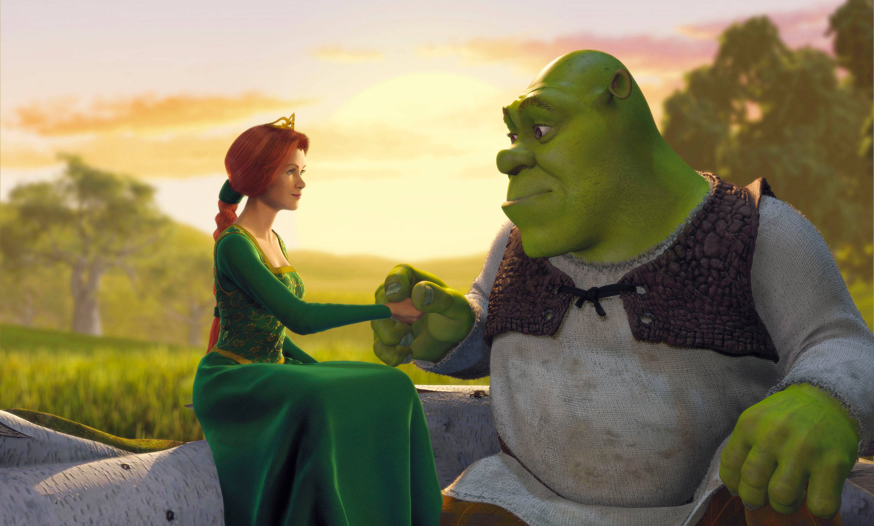 shrek 4K 桌布 壁紙 — 史瑞克和費歐娜在翠綠田野上的金色日落中，溫柔地牽著手。