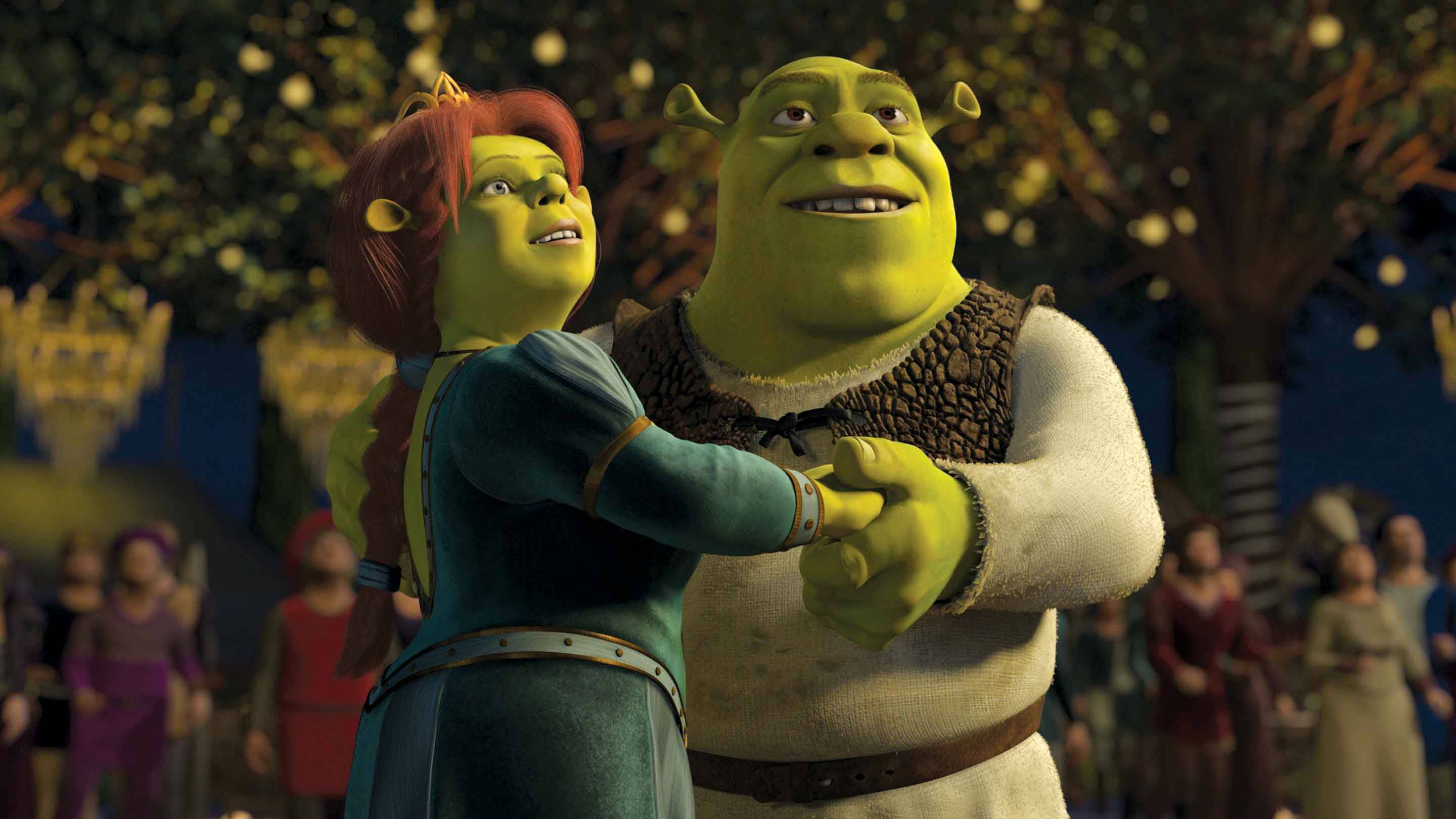 Shrek 2 桌布 壁紙 — 史瑞克和費歐娜在閃爍的燈籠和秋樹下，在節日的中世紀庭院中快樂地跳舞。
