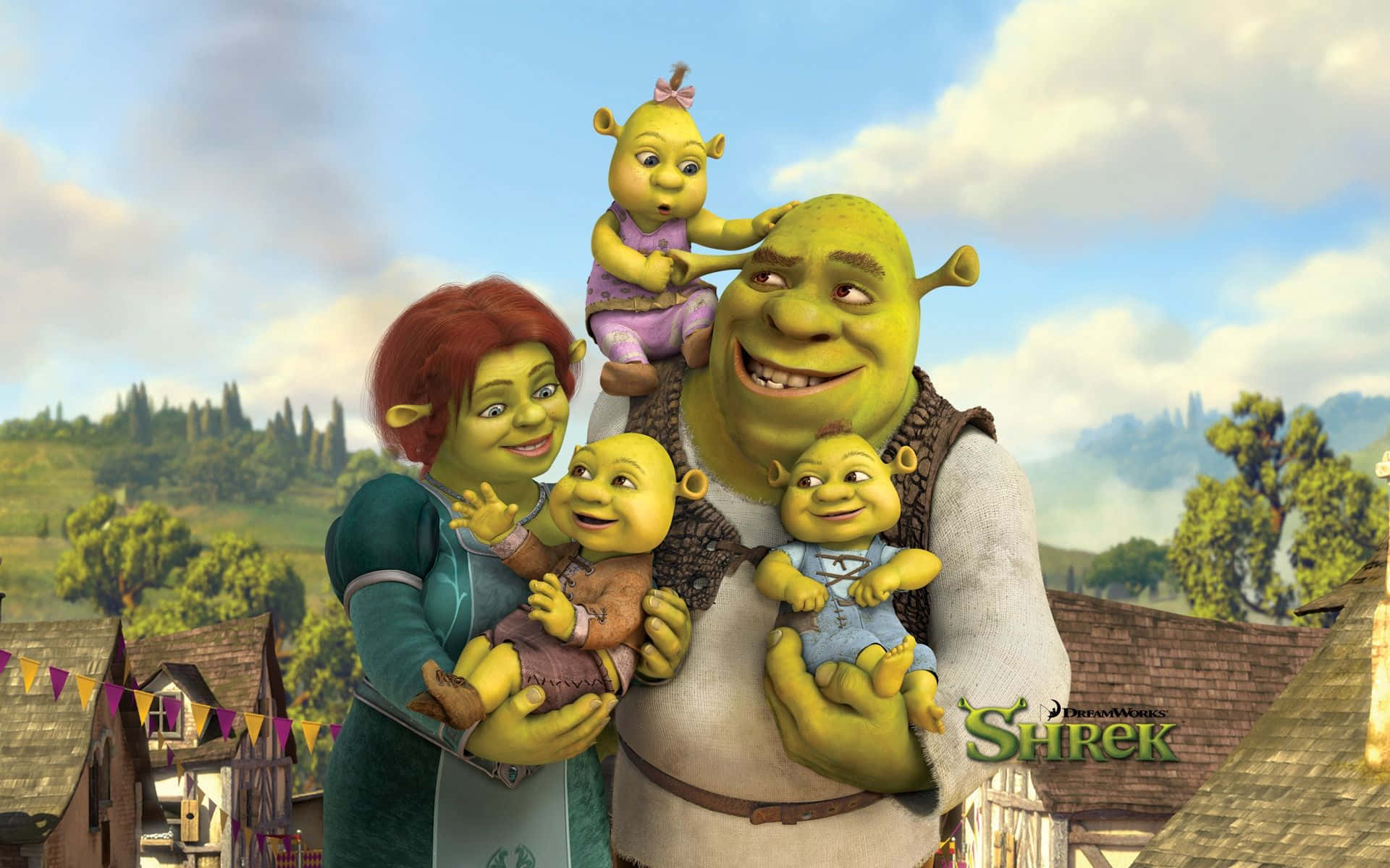Shrek Funny 桌布 壁紙 — 史瑞克和費歐娜在陽光明媚的村莊環境中幸福地抱著他們的三個食人魔寶寶。