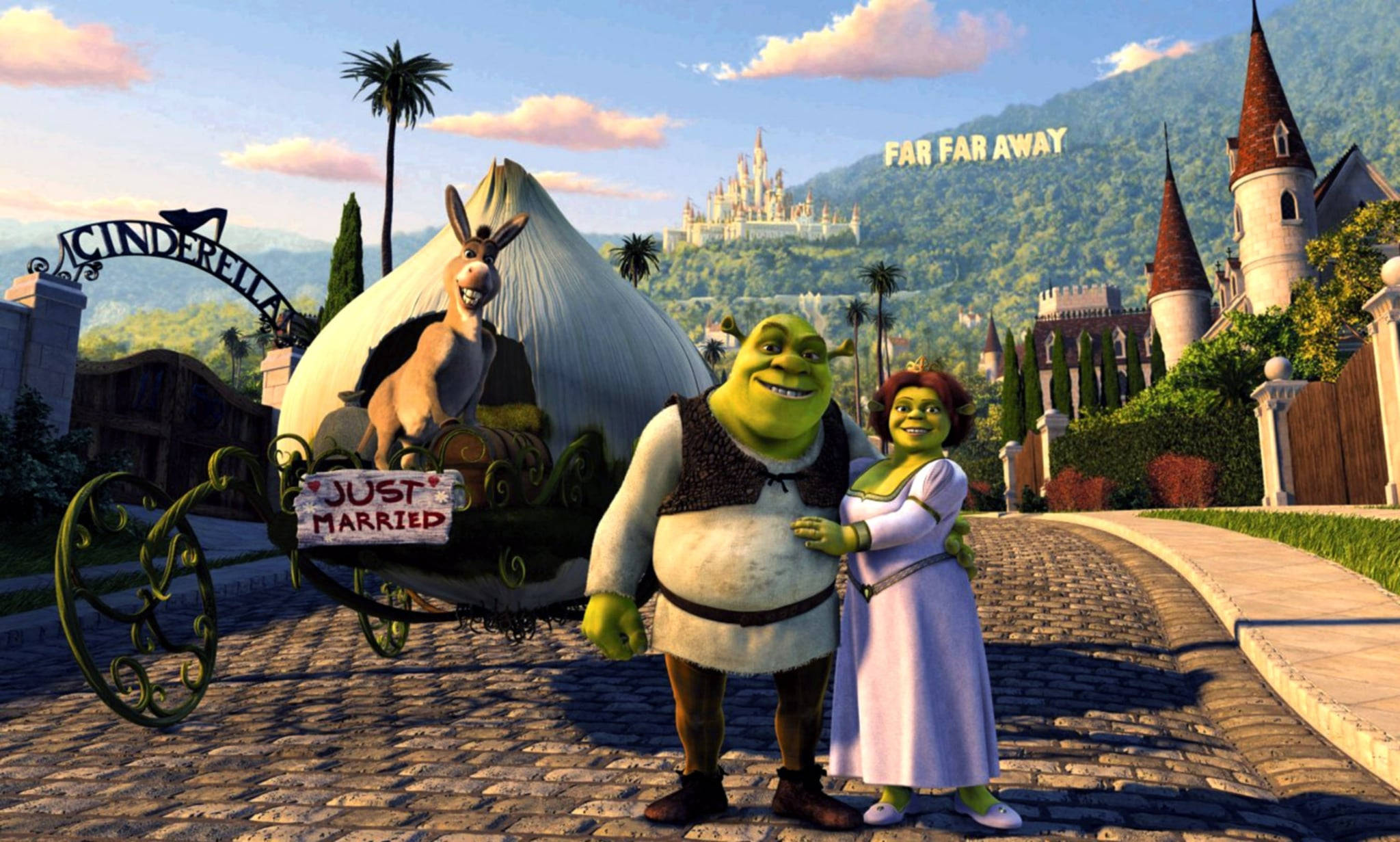 Shrek 2 桌布 壁紙 — 史瑞克和費歐娜幸福地站在他們的婚禮馬車前，與驢子一起，在晴朗的天空下，遠處有遠得要命王國城堡。