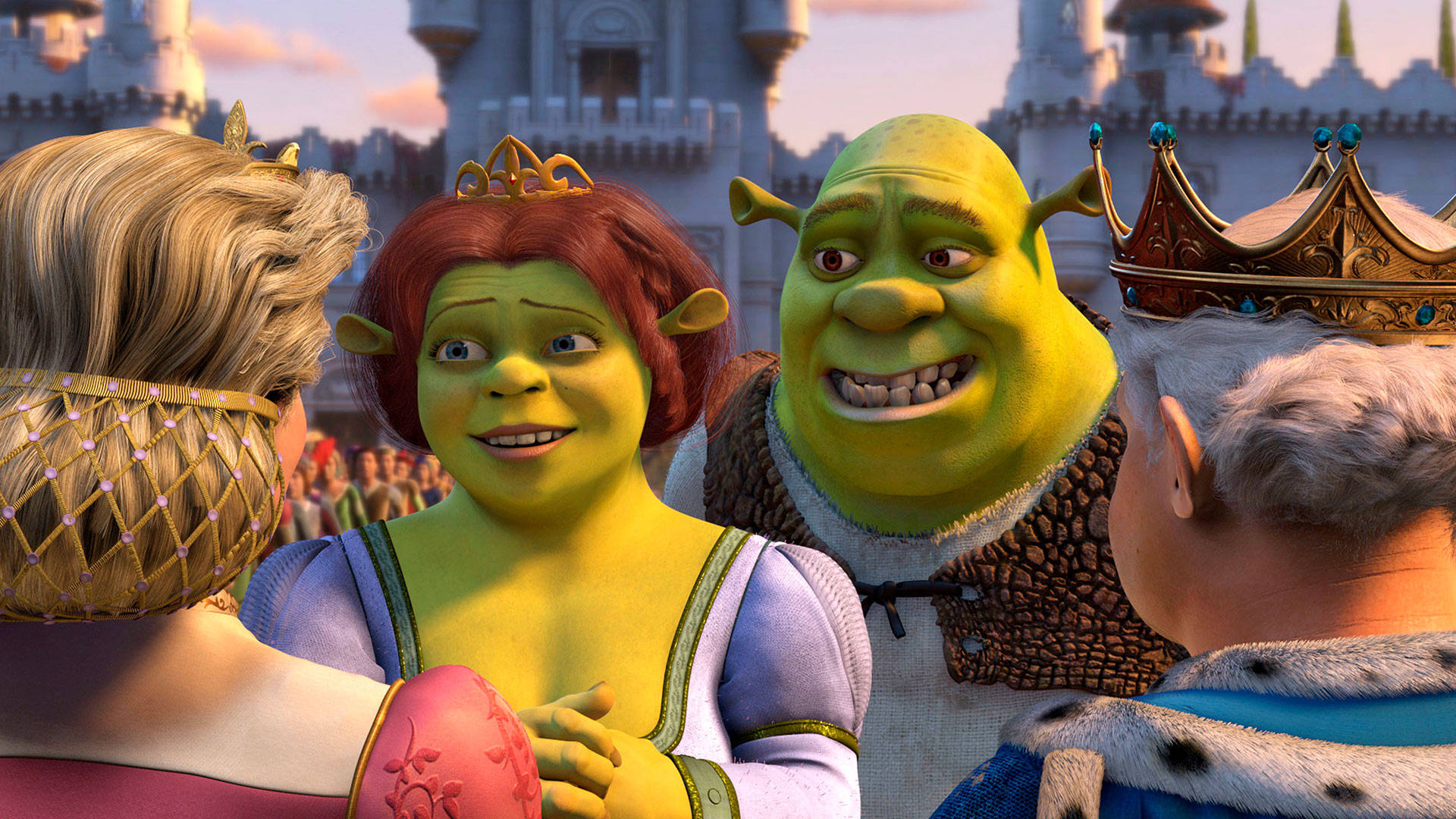 Shrek 2 桌布 壁紙 — 史瑞克和費歐娜開心地站在皇家庭院中，身後有城堡塔樓，角色們正在慶祝一個快樂的時刻。