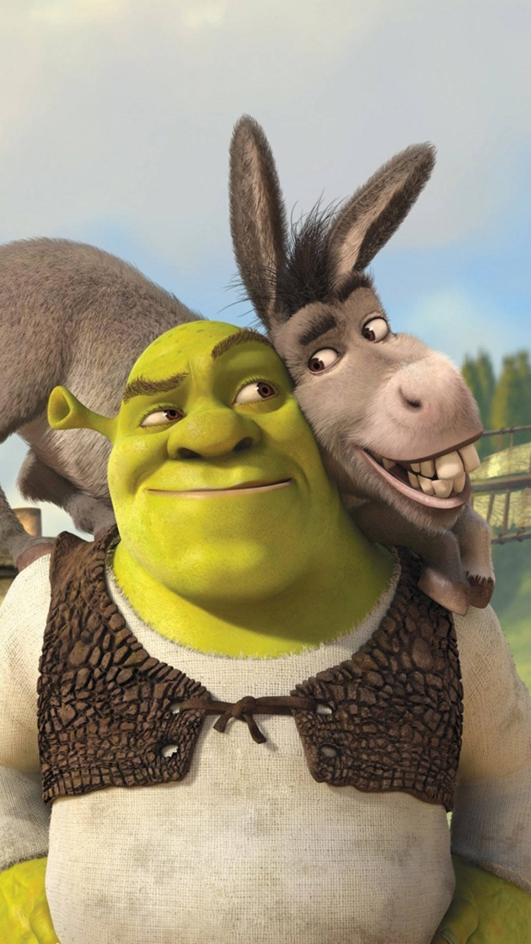 Shrek 2 桌布 壁紙 — 史瑞克和驢子分享快樂時刻，驢子坐在史瑞克的肩膀上，背景是明亮的戶外。