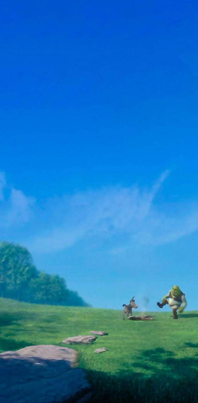 史瑞克 桌布 壁紙 — 史瑞克和驢子在陽光普照的綠色山丘上快樂地奔跑，天空廣闊湛藍，有縷縷薄雲。