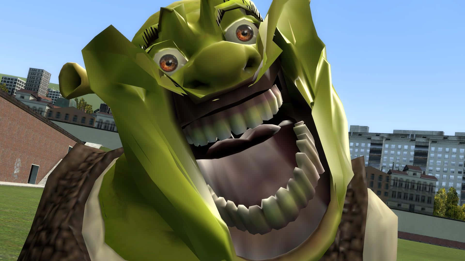Shrek Funny 桌布 壁紙 — 史瑞克在晴朗藍天下以城市景觀為背景，張大嘴巴咆哮的特寫。