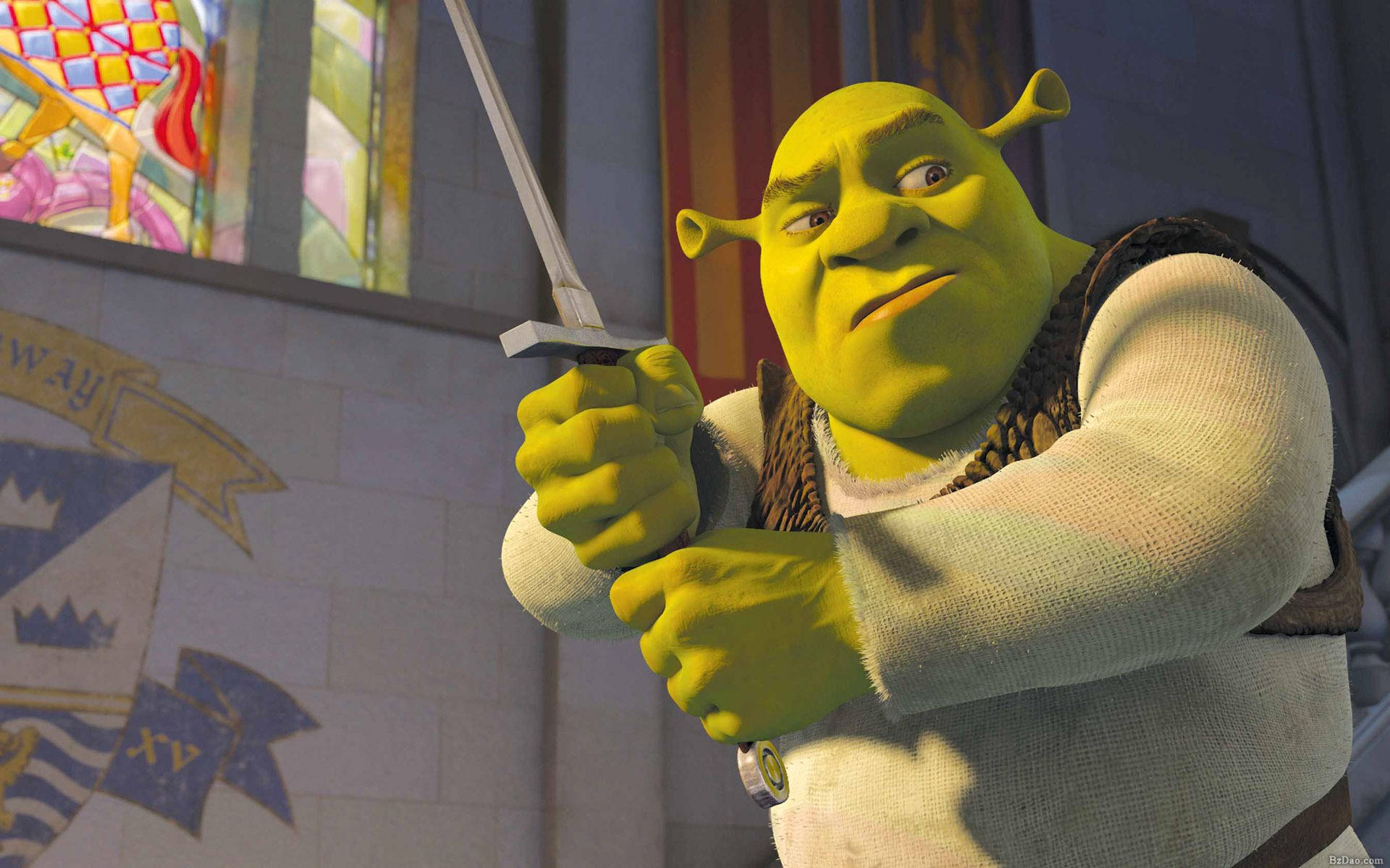 shrek 4K 桌布 壁紙 — 史瑞克在有彩繪玻璃窗的城堡中，手持劍，表情堅定。