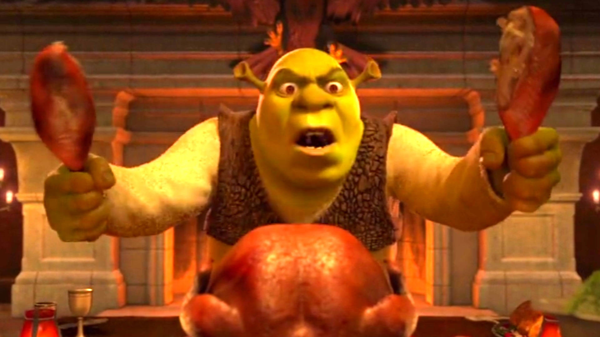Shrek 2 桌布 壁紙 — 史瑞克在燭光餐桌前，手持兩支鼓棒，表情震驚，面前放著一隻烤火雞。