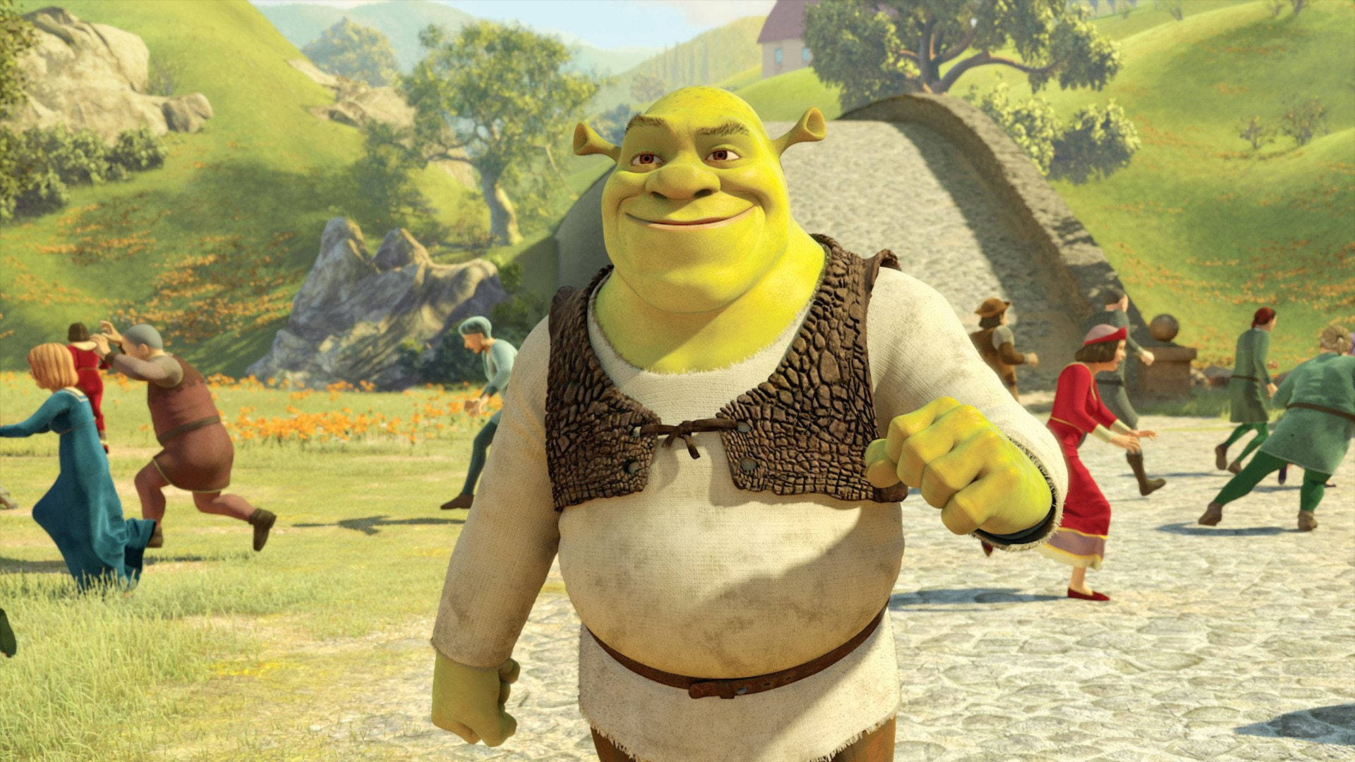 Shrek 桌布 壁紙 — 史瑞克在陽光明媚的村莊廣場上自信地微笑，村民們在他周圍跳舞，背景是充滿活力的中世紀場景。