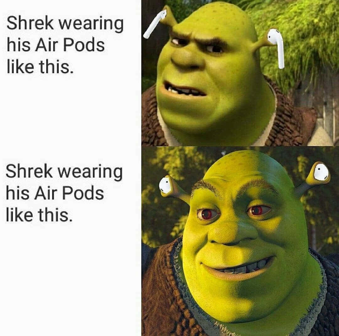 Shrek Funny 桌布 壁紙 — 史瑞克搞笑地將AirPods塞在耳中，對比其暴躁和快樂的表情。