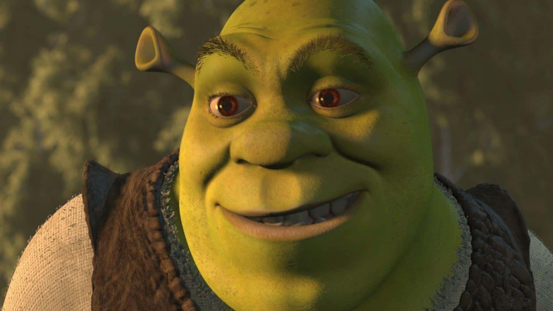 Funny Shrek 桌布 壁紙 — 史瑞克特寫，以模糊森林為背景，展現其標誌性綠色皮膚和尖耳朵，溫暖微笑。
