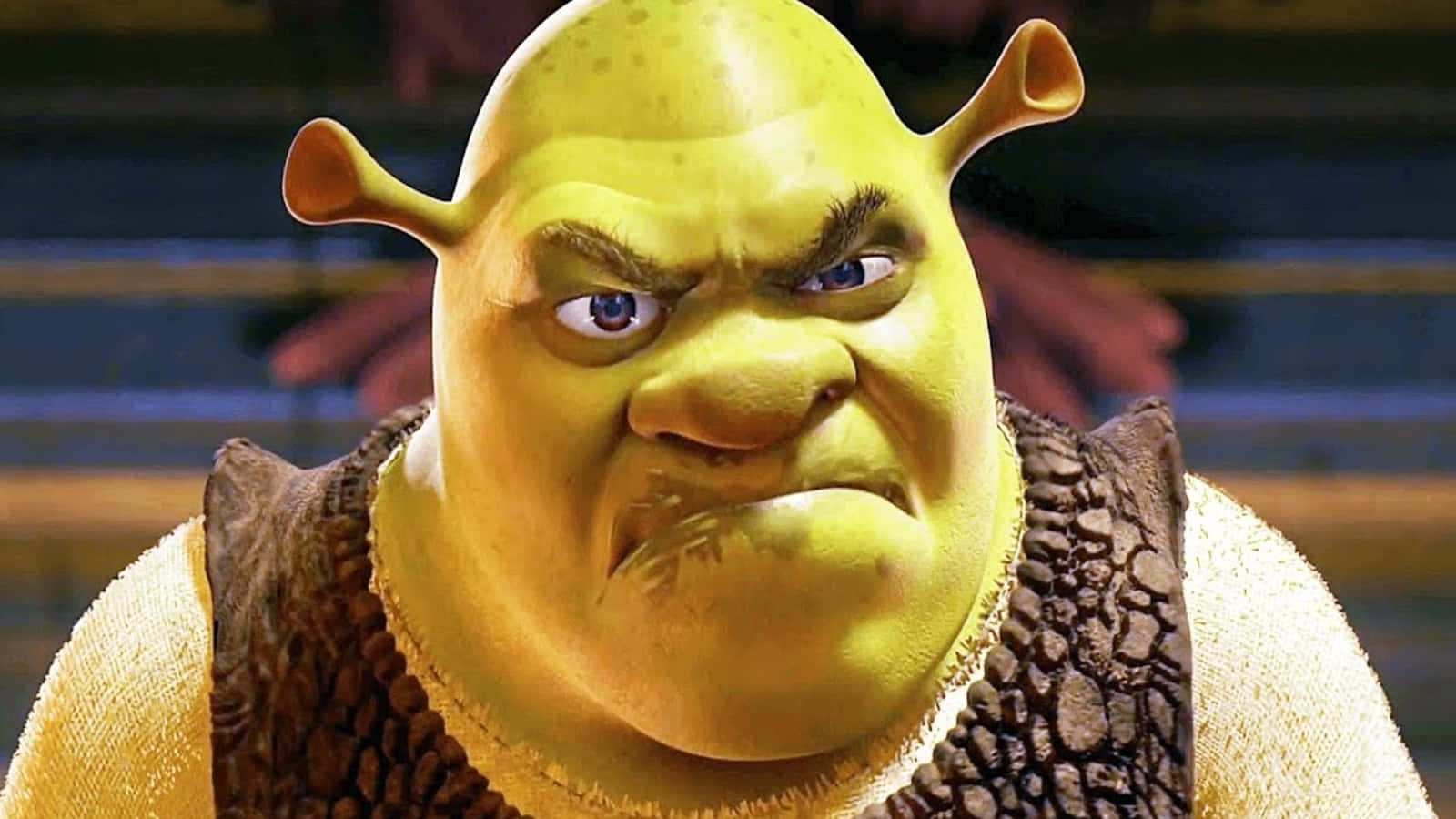 Funny Shrek 桌布 壁紙 — 史瑞克的近距離特寫，憤怒的表情，他的綠色皮膚和皺起的眉頭主導了畫面。