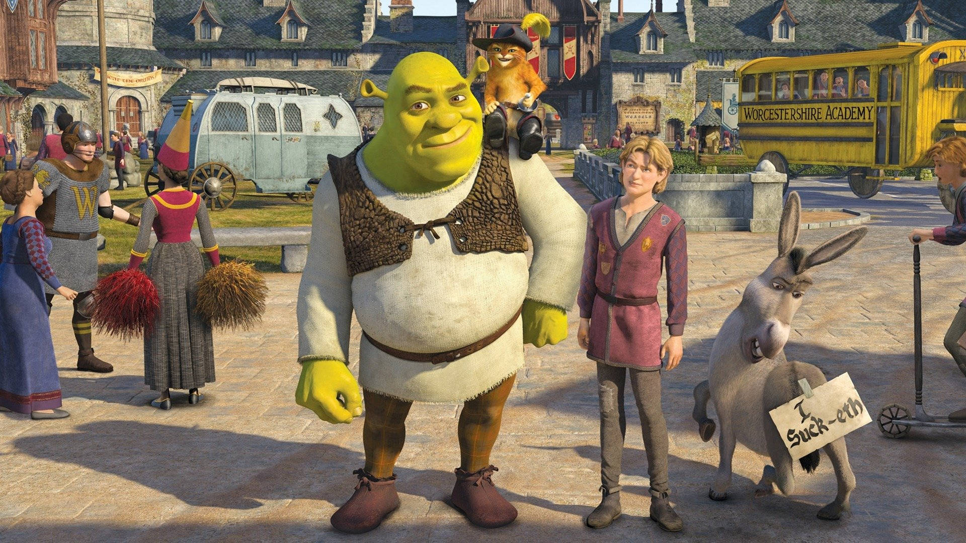Shrek 2 桌布 壁紙 — 史瑞克自豪地站在中世紀城鎮廣場，驢子舉著牌子，其他角色圍繞著他。