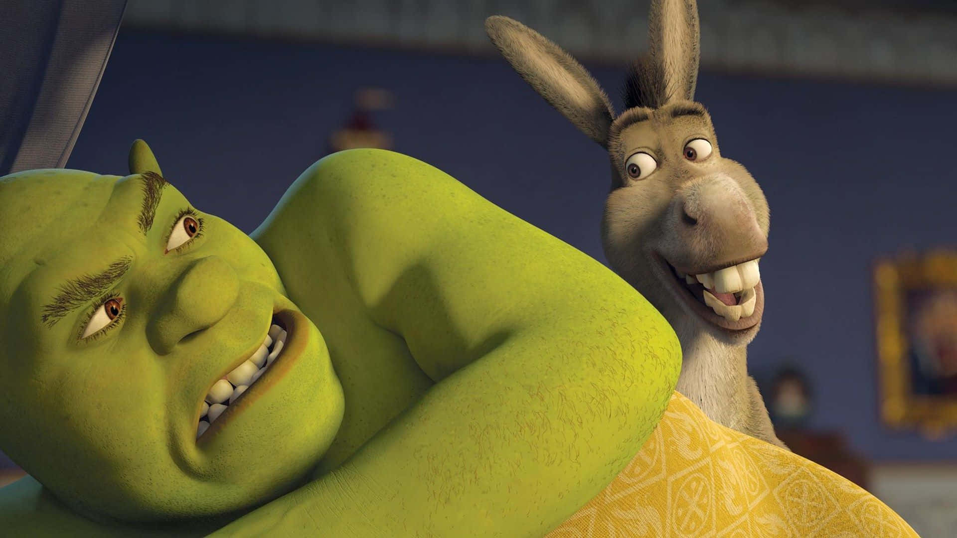 shrek donkey 桌布 壁紙 — 史瑞克與驢子在一個舒適的臥室裡分享有趣時刻，燈光溫暖，床品有圖案。