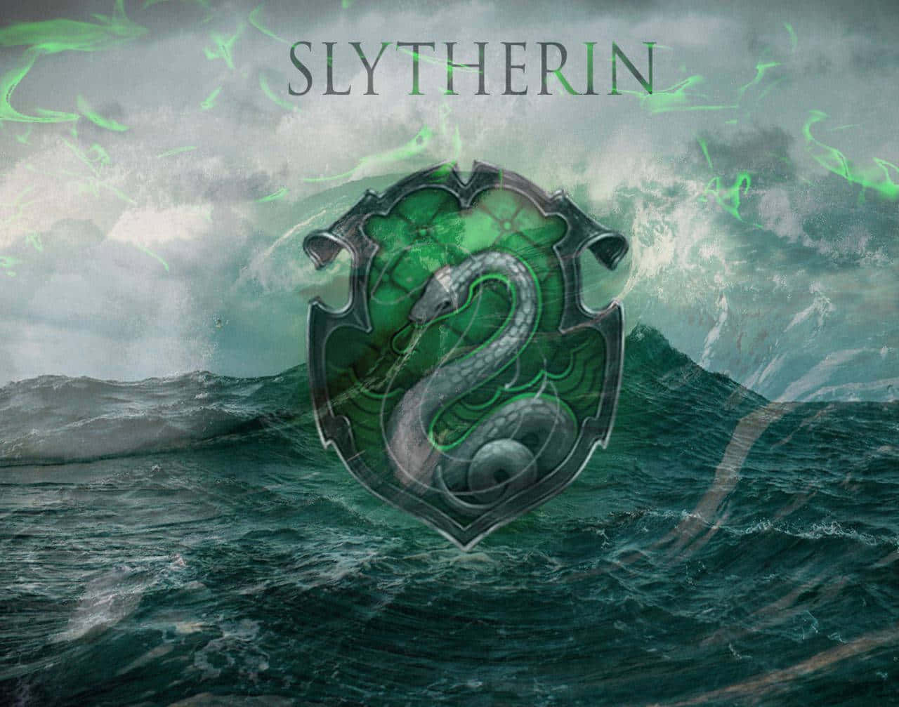 Cute Slytherin 桌布 壁紙 — 史萊哲林學院徽章，一條銀色蛇從暴風雨天空下洶湧的綠色水域中浮現。