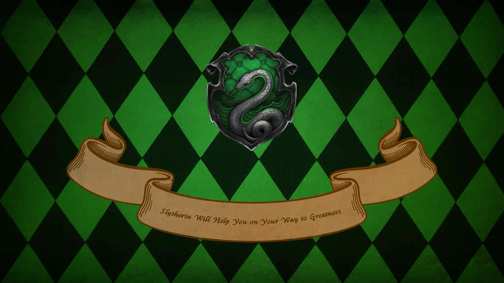 Cute Slytherin 桌布 壁紙 — 史萊哲林學院徽章，綠色和黑色菱形背景上有銀色蛇，橫幅寫著 Slytherin Will Help You on Your Way to Greatness。