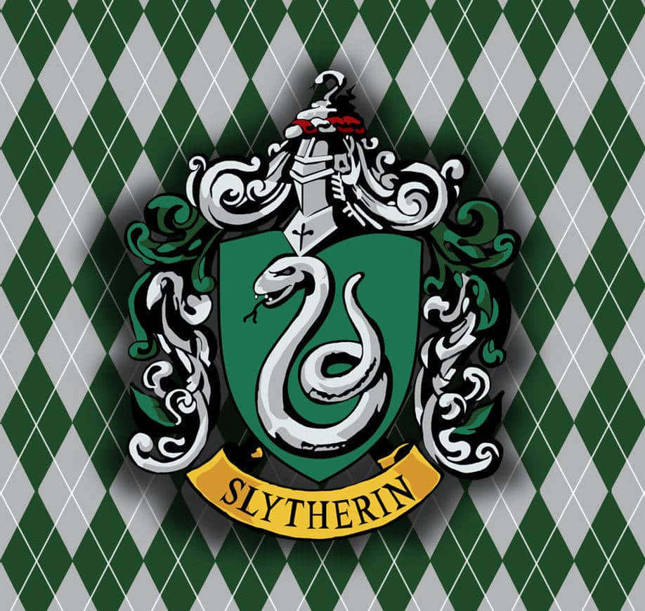 Cute Slytherin 桌布 壁紙 — 史萊哲林學院徽章，綠色盾牌上有銀色蛇，背景為綠色和銀色菱形圖案。