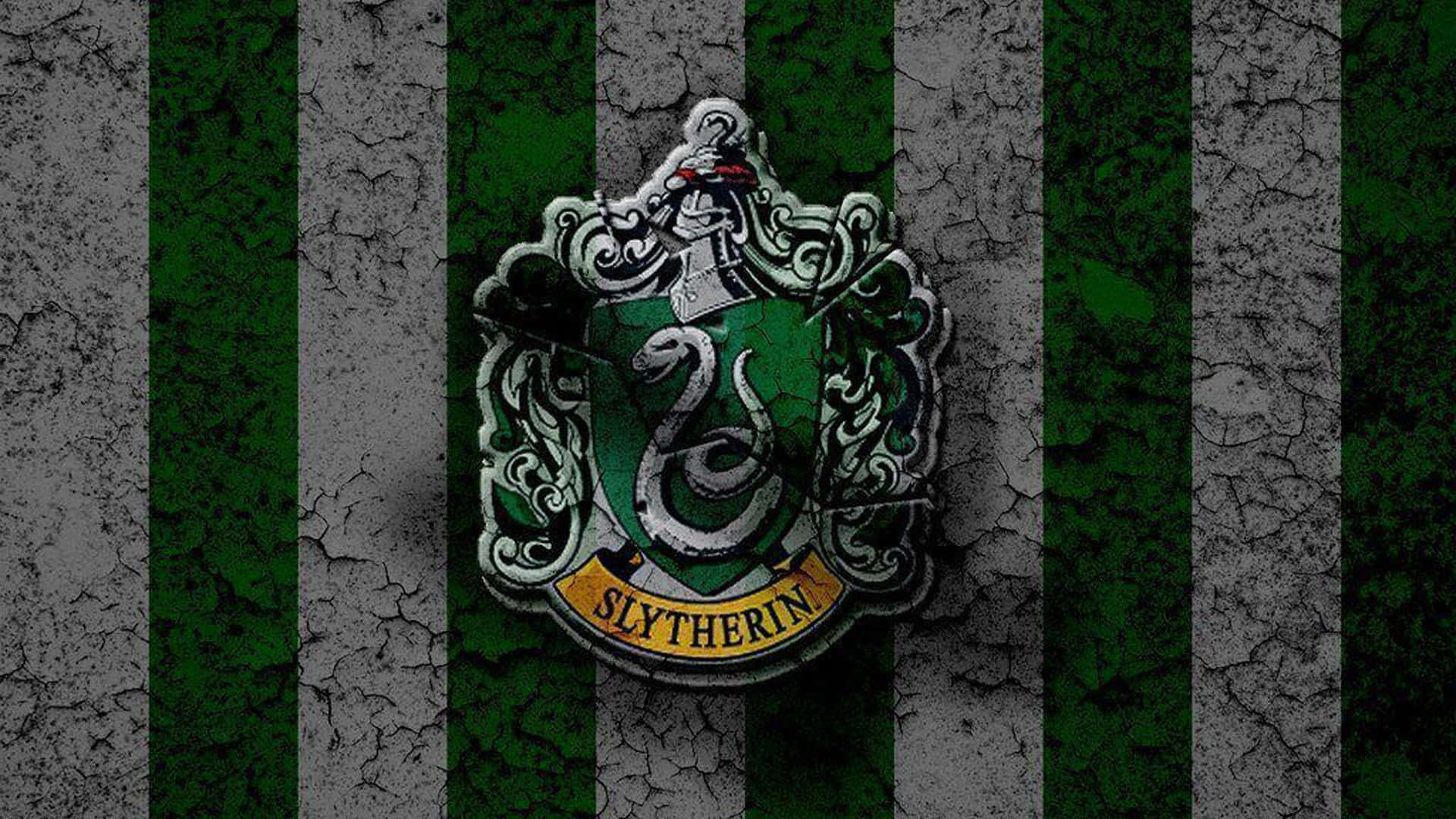 Cute Slytherin 桌布 壁紙 — 史萊哲林學院徽章，銀色蛇標誌居中，背景為裂紋綠色和灰色條紋。