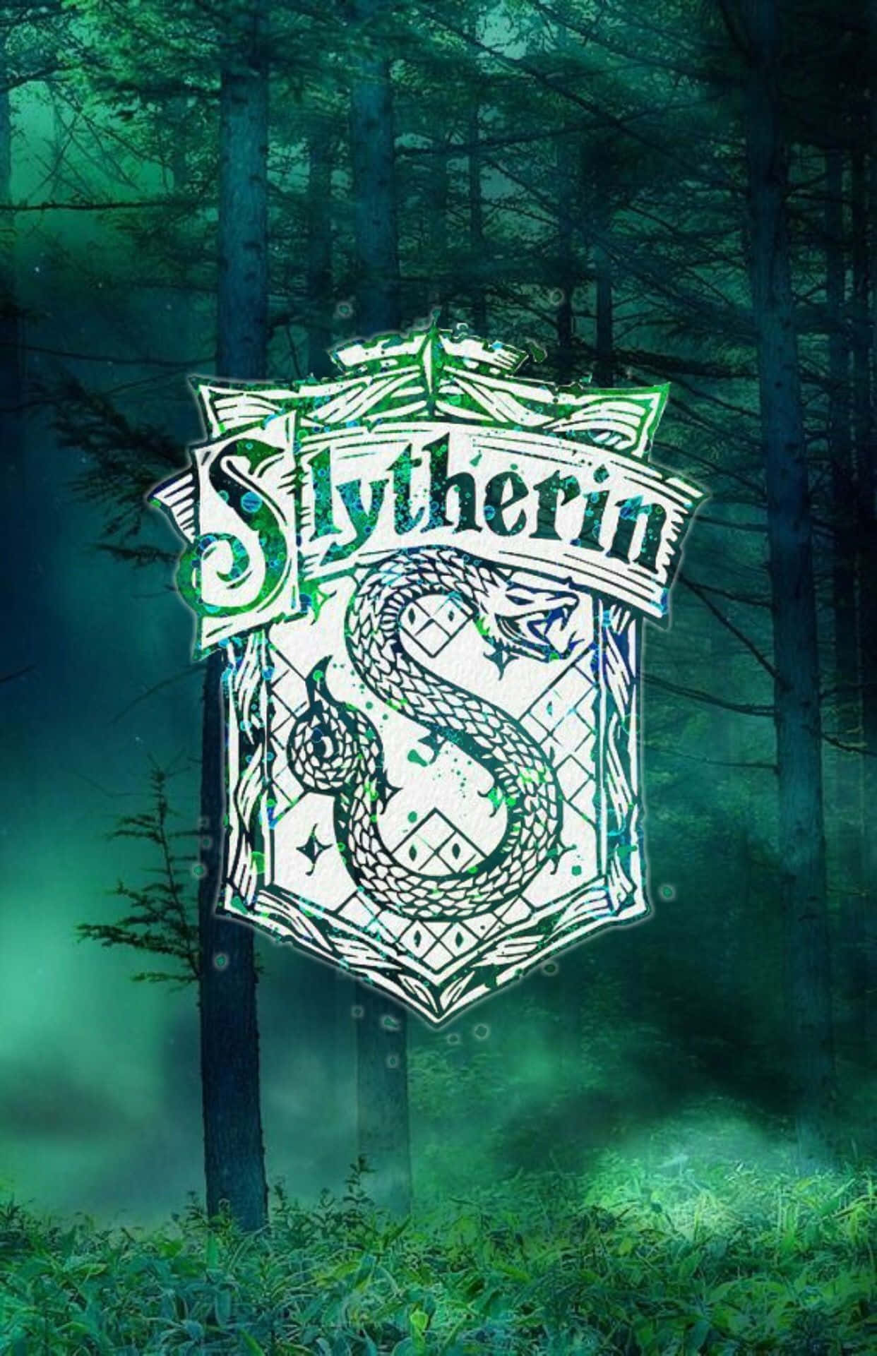 Cute Slytherin 桌布 壁紙 — 史萊哲林學院徽章上的盤蛇在迷霧森林樹木間發出詭異的綠光。