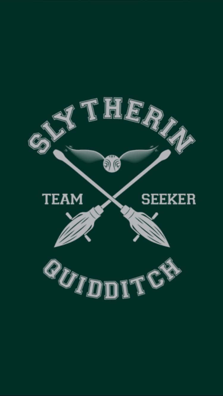 The Hogwarts Quidditch Team 桌布 壁紙 — 史萊哲林魁地奇球隊標誌，帶有交叉掃帚和蛇形徽章，背景為深綠色。