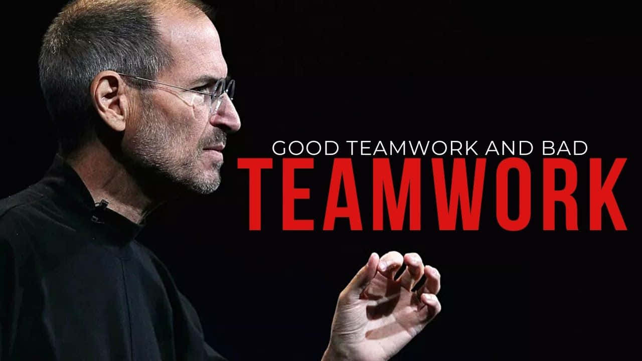 Teamwork Memes 桌布 壁紙 — 史蒂夫·賈伯斯側面像，黑色背景，粗體紅色文字與他沉思的表情形成對比。