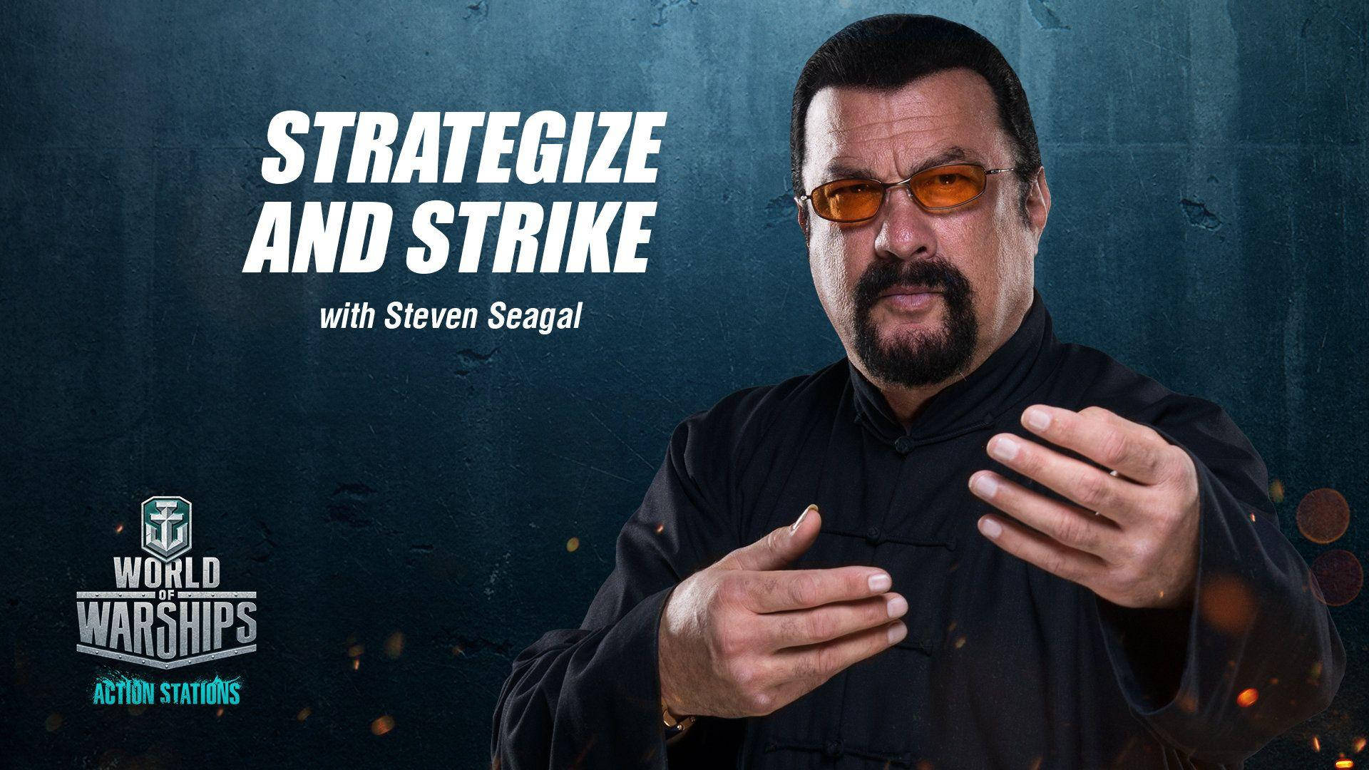 Steven Seagal 桌布 壁紙 — 史蒂芬·席格穿著黑色武術服裝和橙色眼鏡，在帶有紋理的深藍色背景上，伴隨著火花和粗體白色文字，做出權威的手勢。