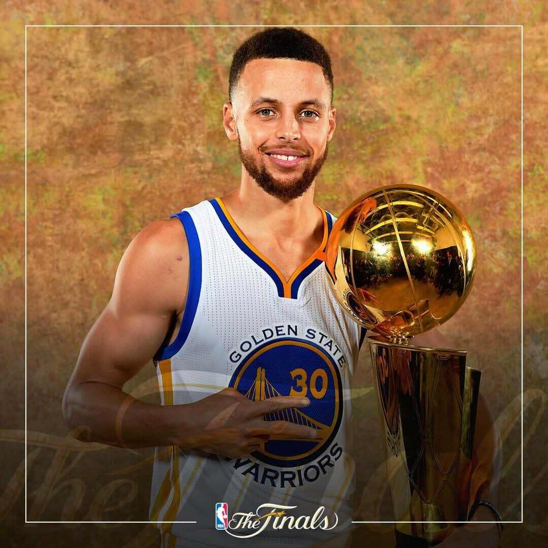 史蒂芬柯瑞身穿金州勇士隊球衣，在溫暖背景下手持NBA總決賽獎盃。 — NBA 壁紙